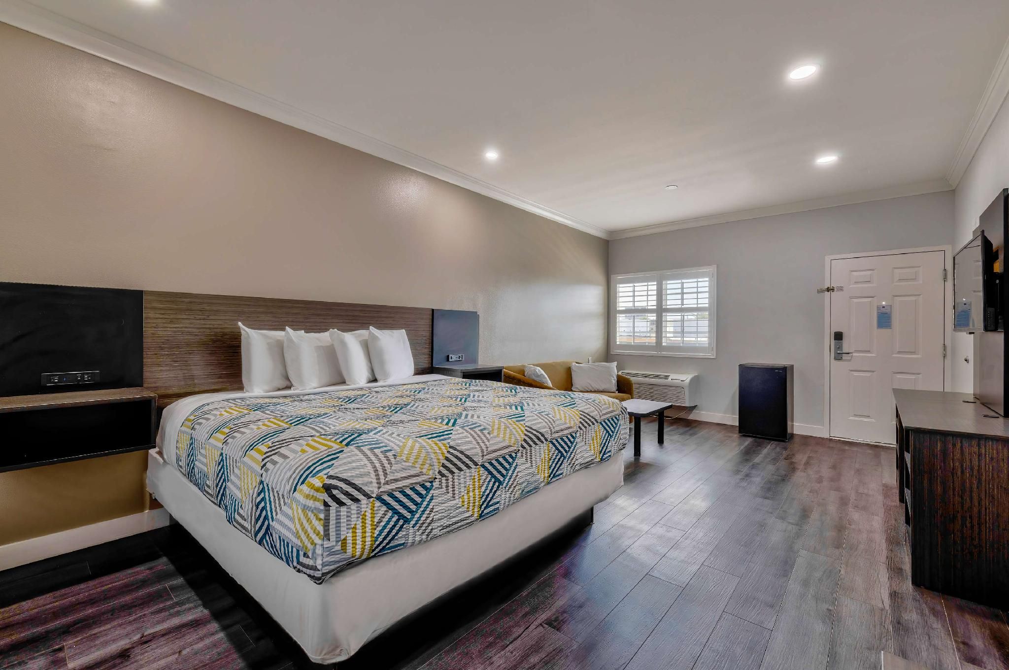 1 King Bed | Suite, Nsmk, Micfridge, Sofa-Bed