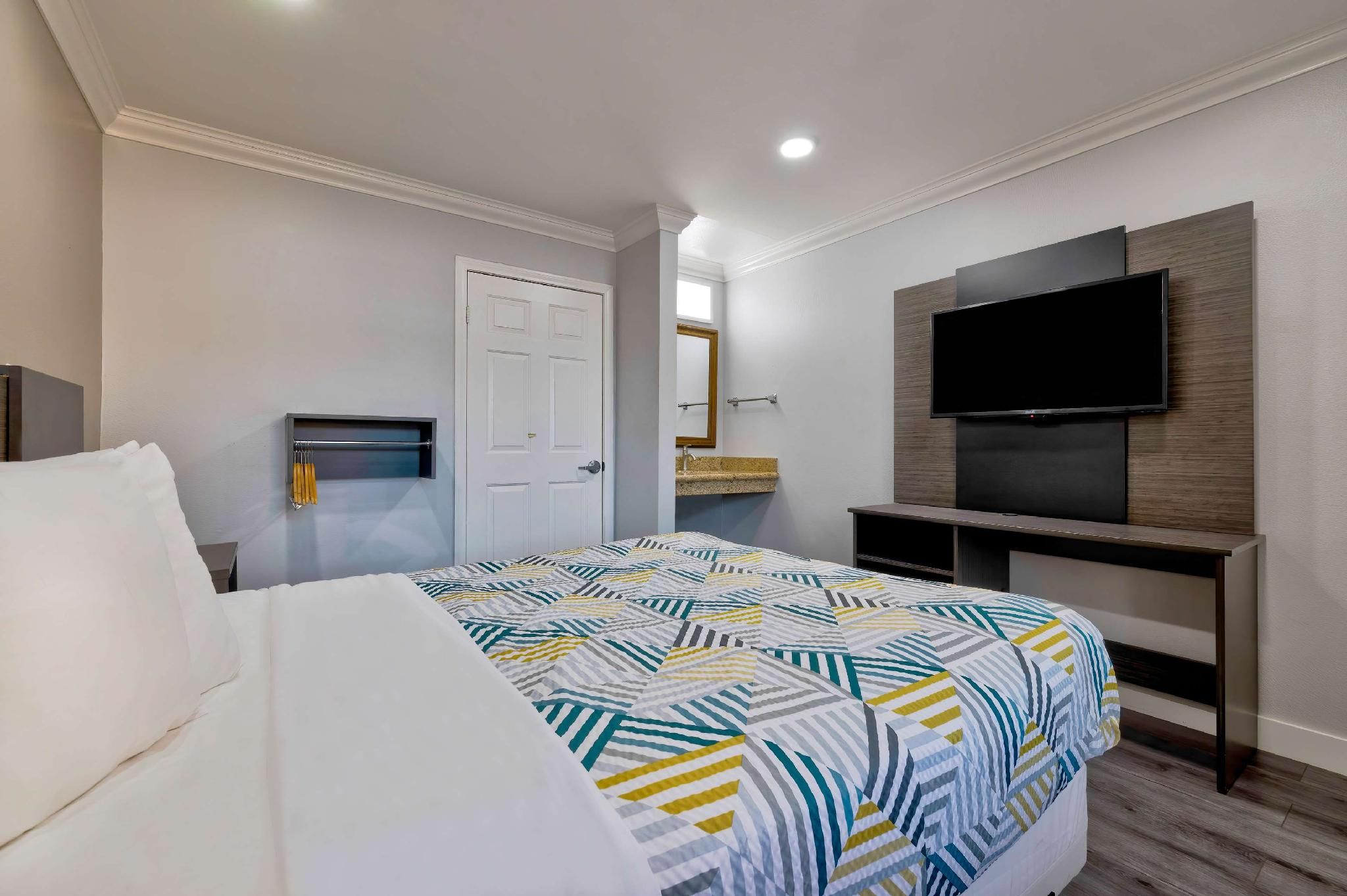 1 Queen Bed | Mobil Acces Tub Nsmk Minifridg