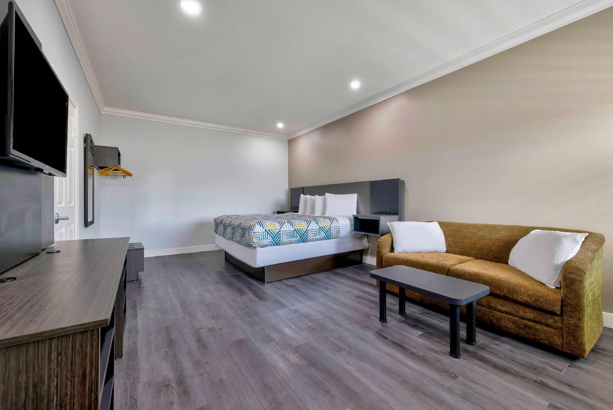 1 Queen Bed | Suite, Nsmk, Micfridge, Sofa-Bed