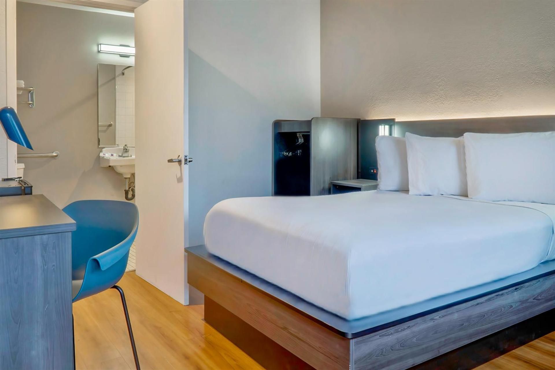 1 Queen Bed
