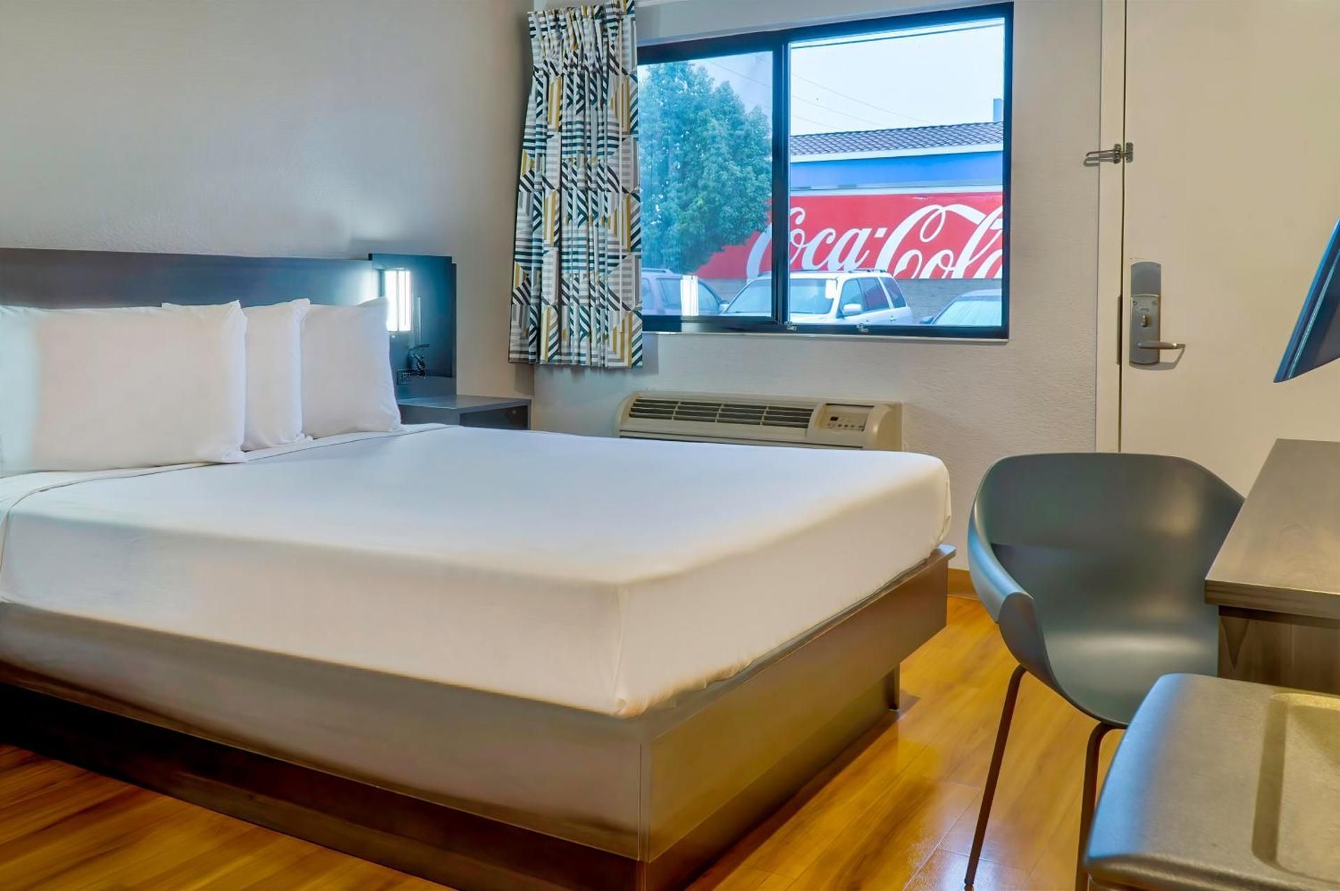 1 Queen Bed
