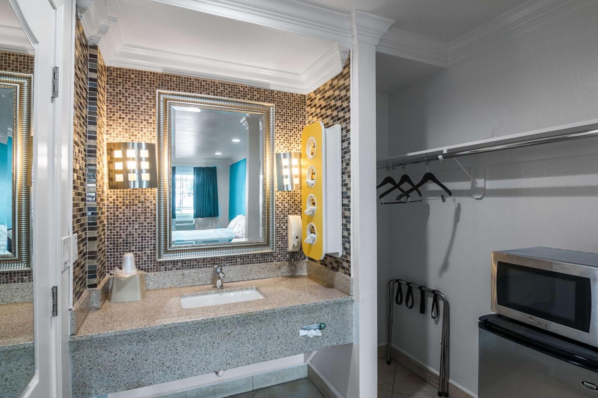 Deluxe Queen Room with Two Queen Beds - Smoking