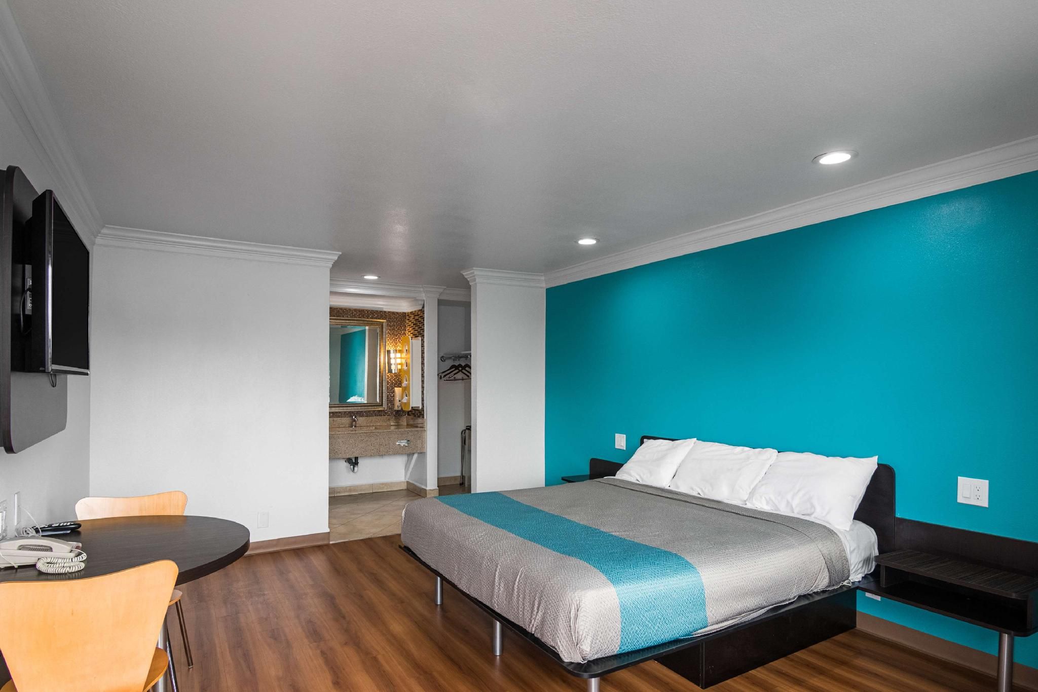 1 King Bed | Smoking, Micfridge