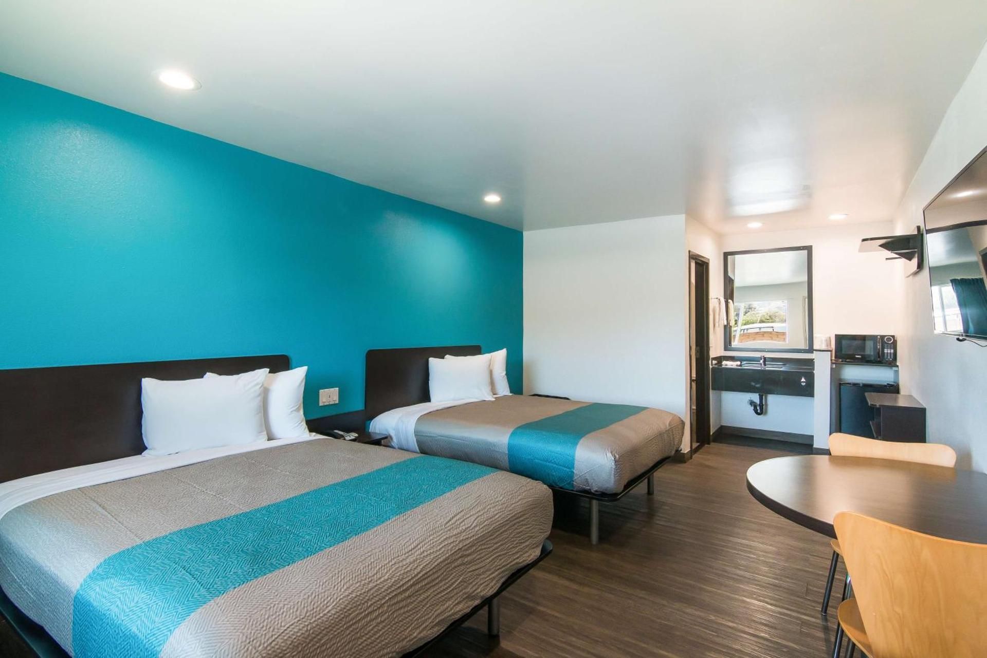 Deluxe Queen Room with Two Queen Beds - Smoking