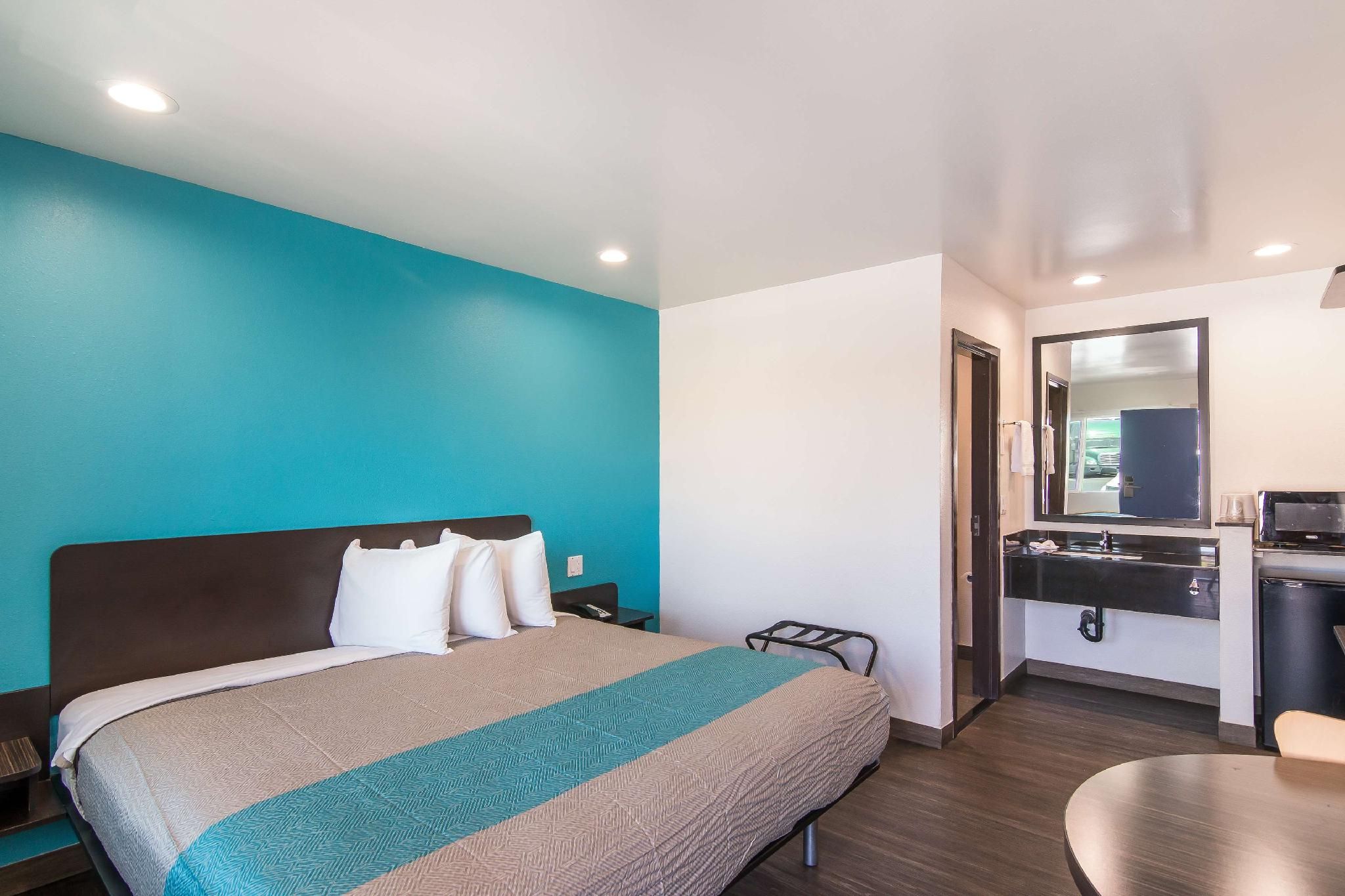 1 King Bed - Non-Smoking