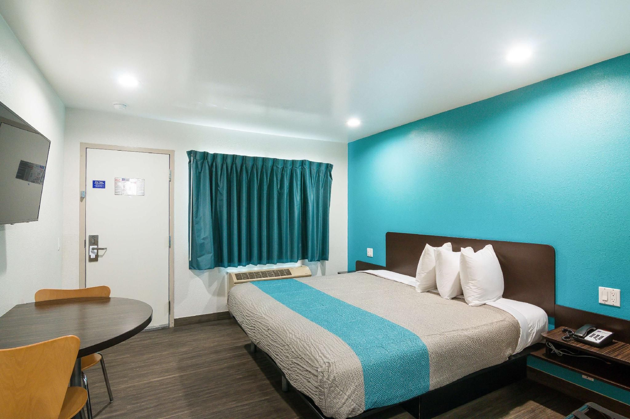 1 King Bed - Non-Smoking