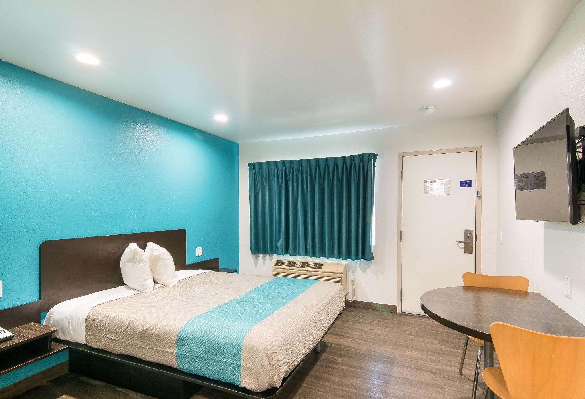 1 Queen Bed - Non-Smoking