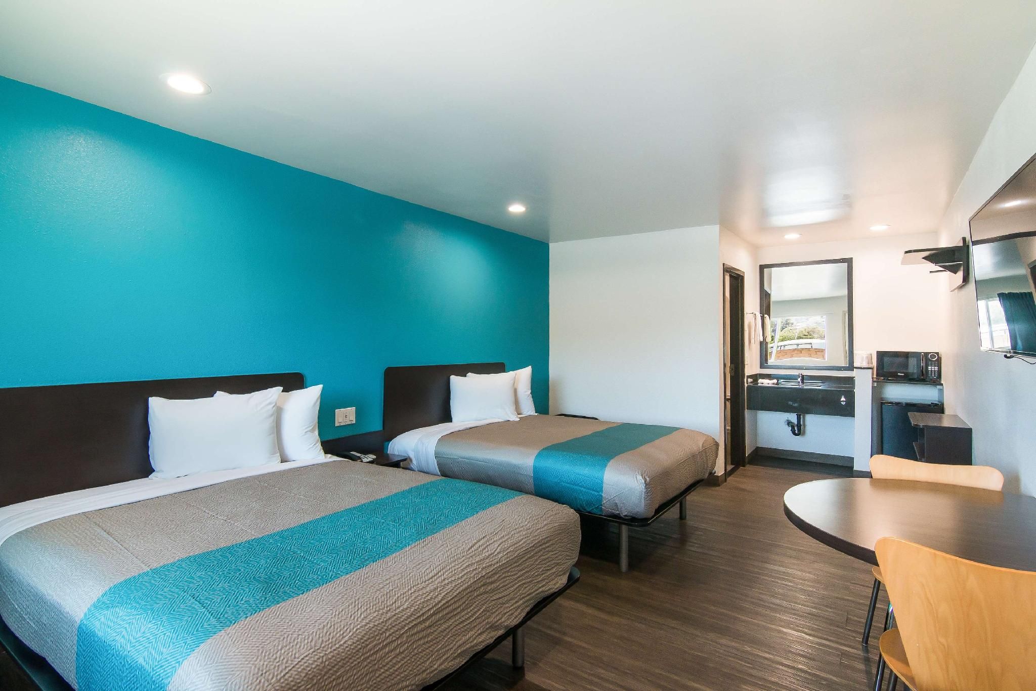 2 Queen Beds