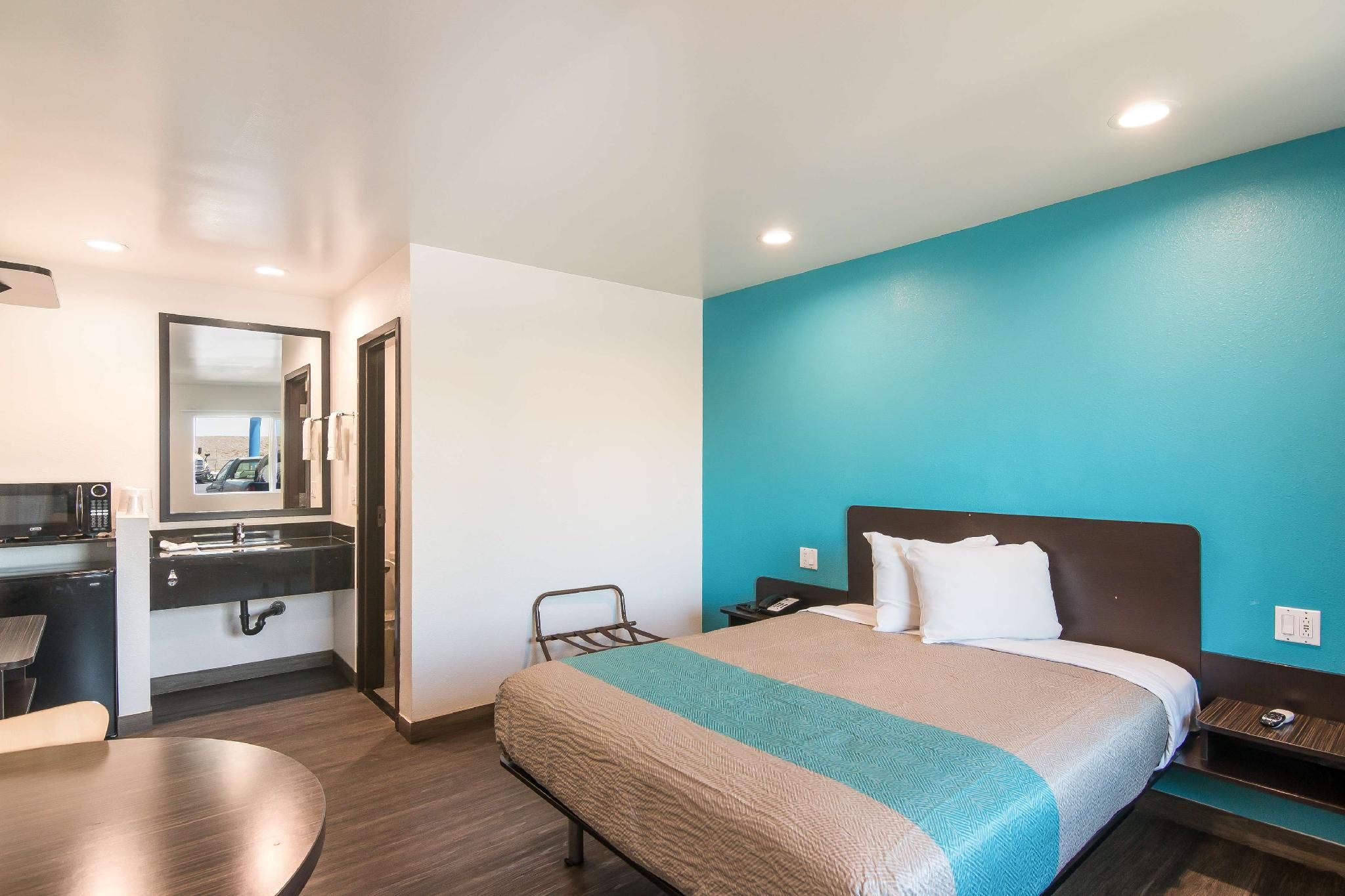 1 Queen Bed - ADA, RI Shower, Nsmk, Kitchen