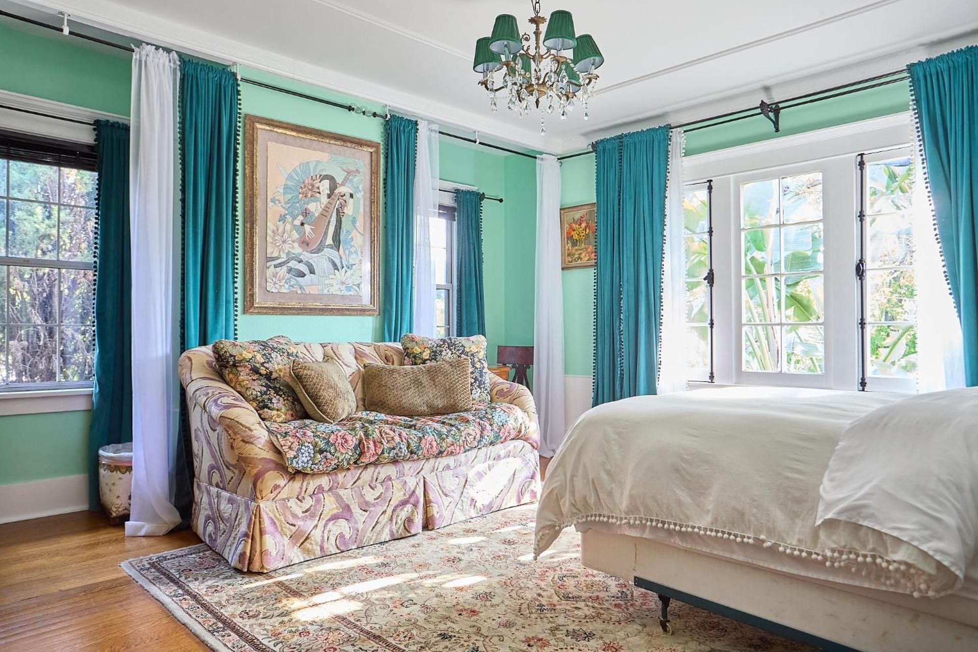 Deluxe Queen Room