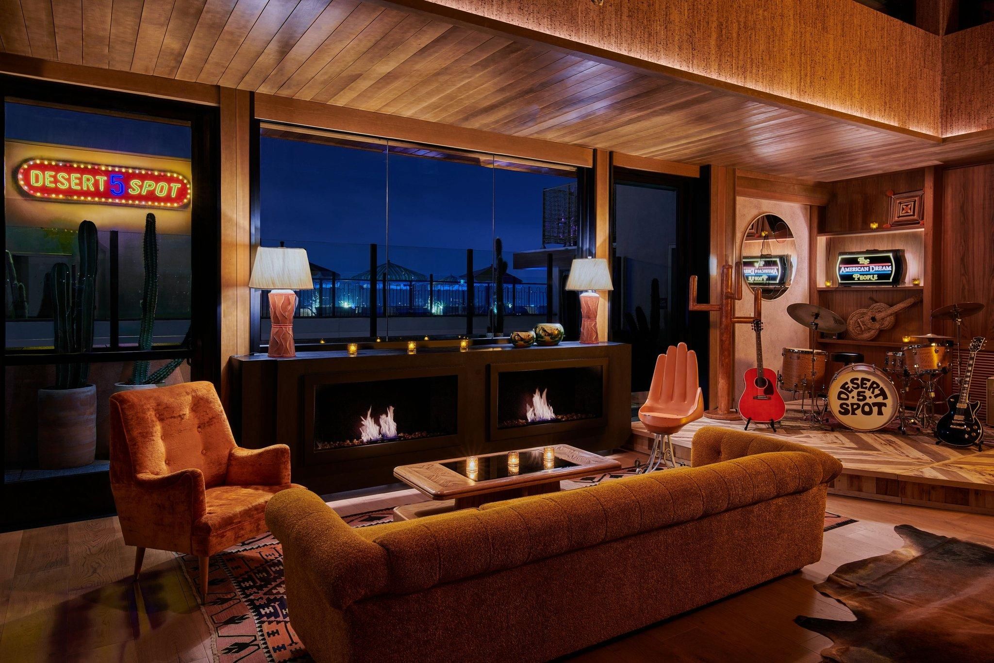 King Room with Hollywood Hills View - Mobility Accessible with Tub