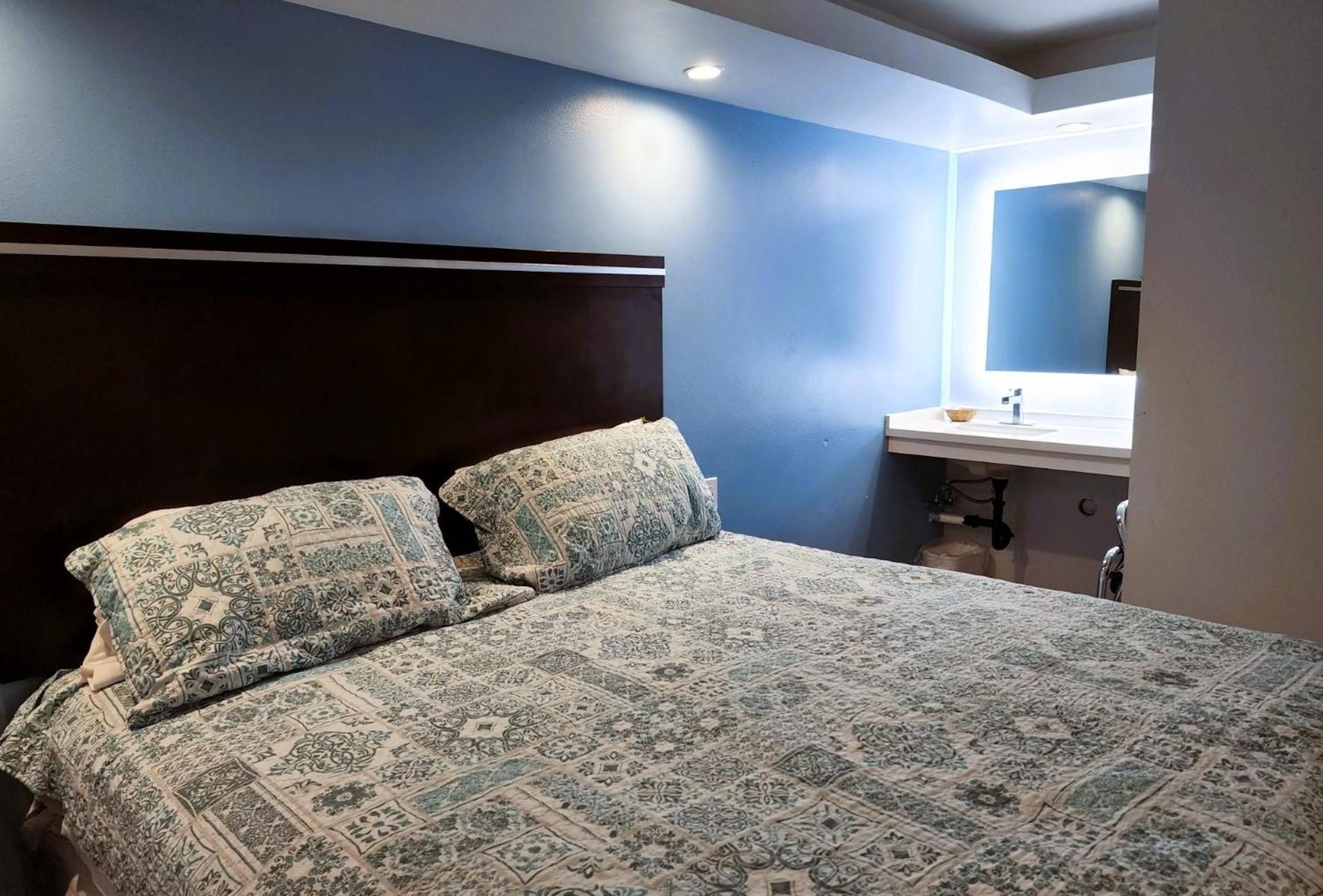 Deluxe Queen Room