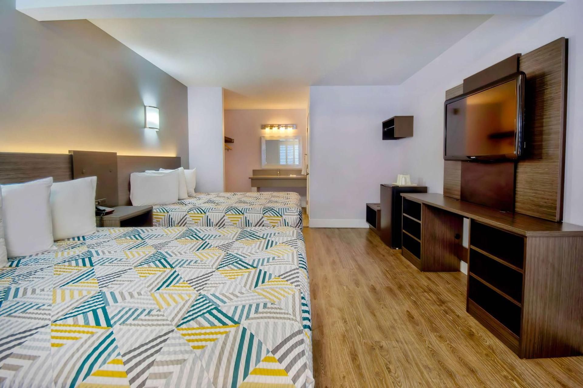 Deluxe Queen Room with Two Queen Beds - Smoking