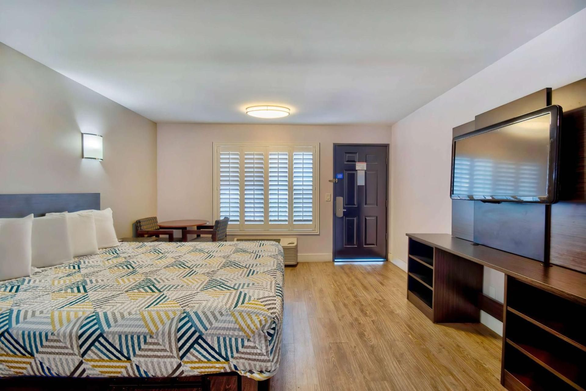 Deluxe King Room - Non-Smoking