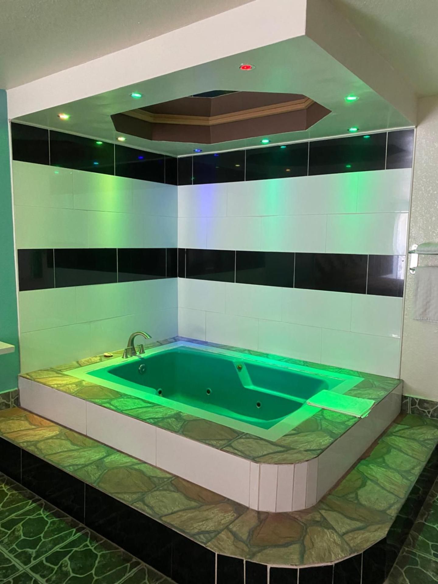 King Suite with Spa Bath - Smoking