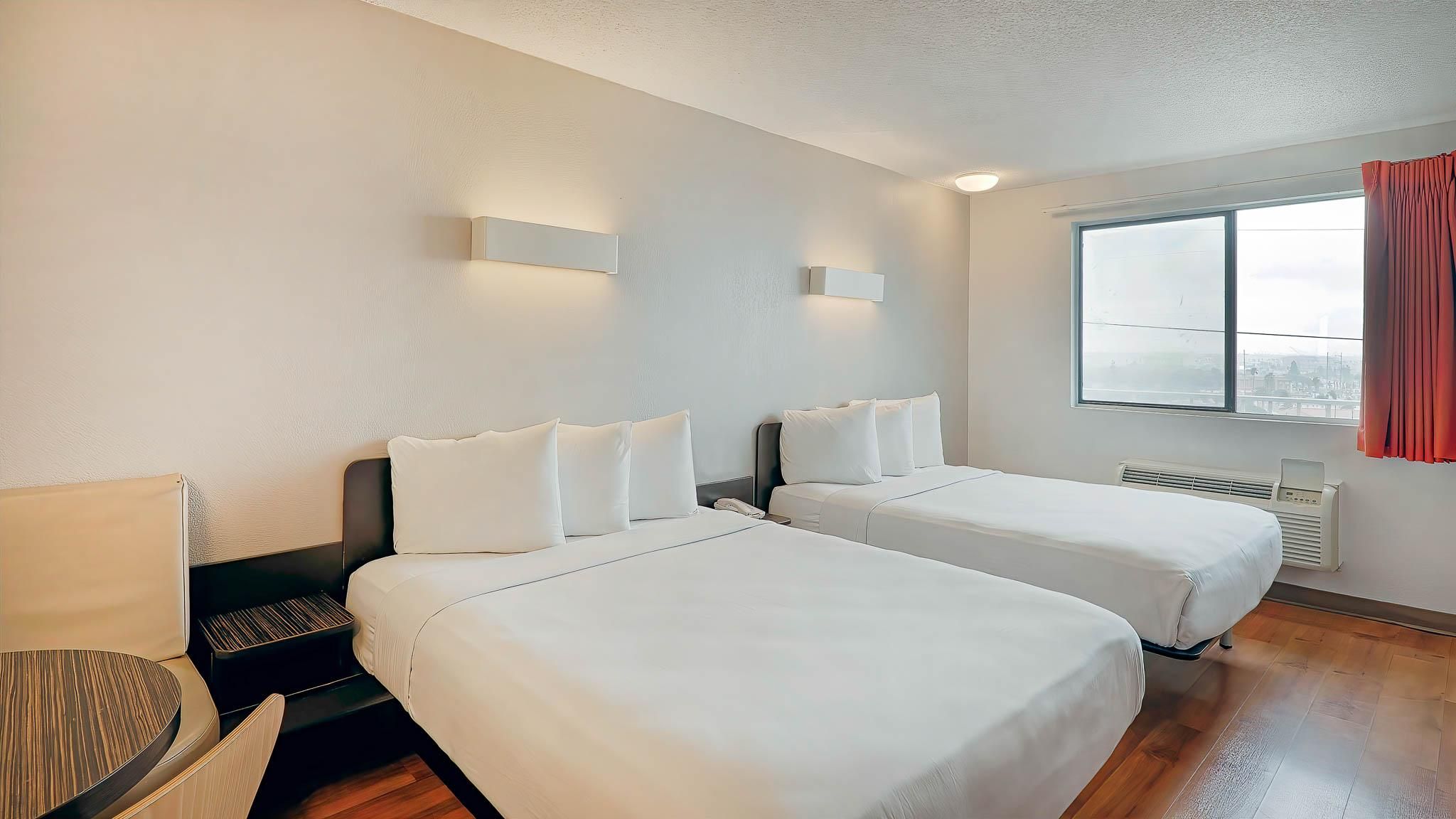 1 King Bed | Nsmk, Fridge, Hear Impair, Shower