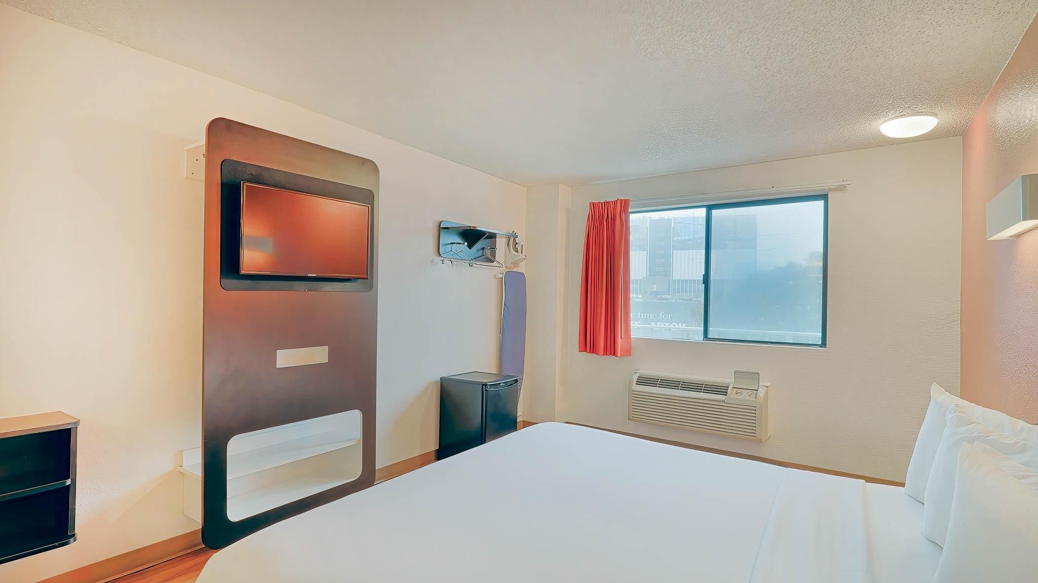 1 King Bed | Nsmk, Fridge, Hear Impair, Shower