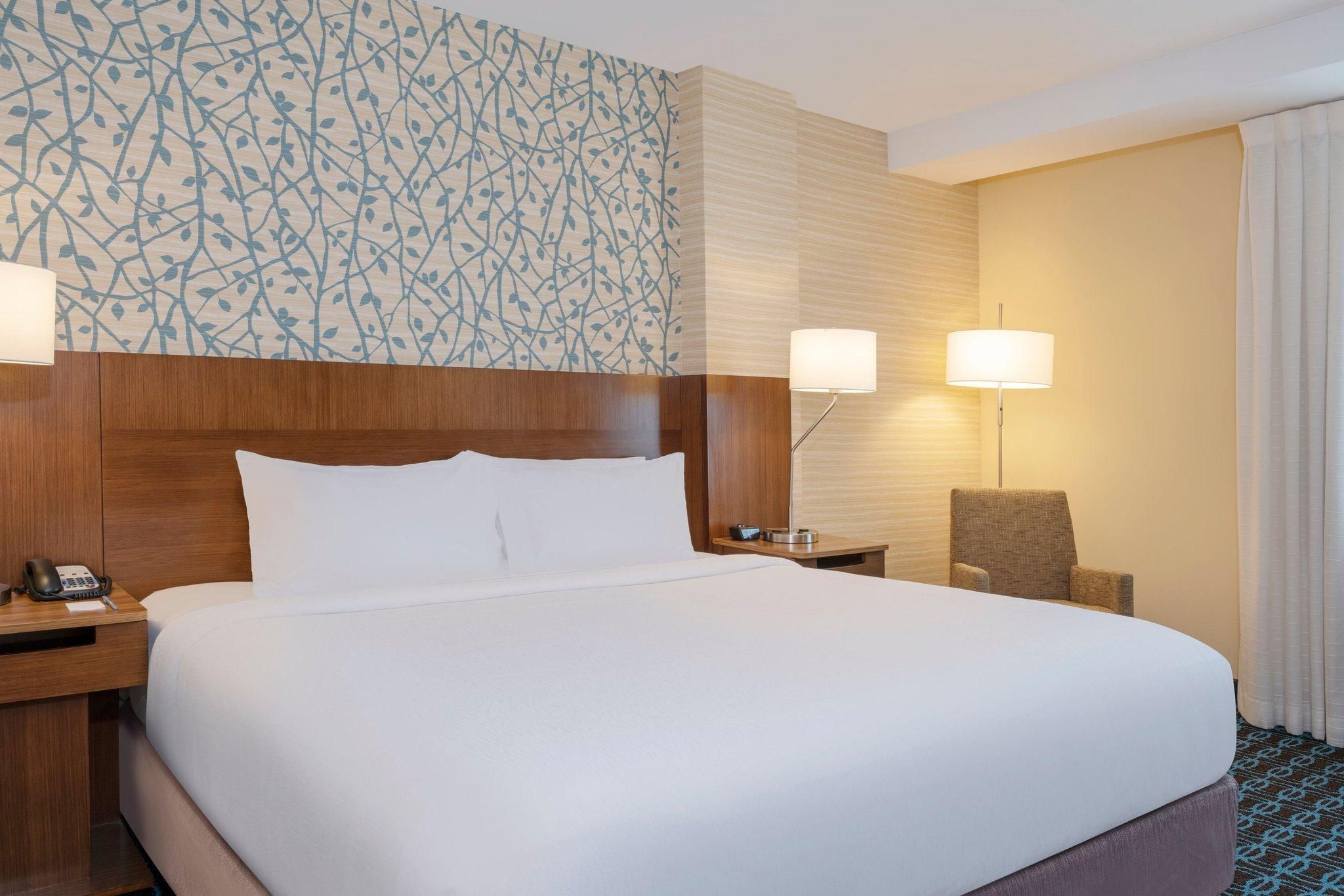Guest room, 1 King, Poolside view