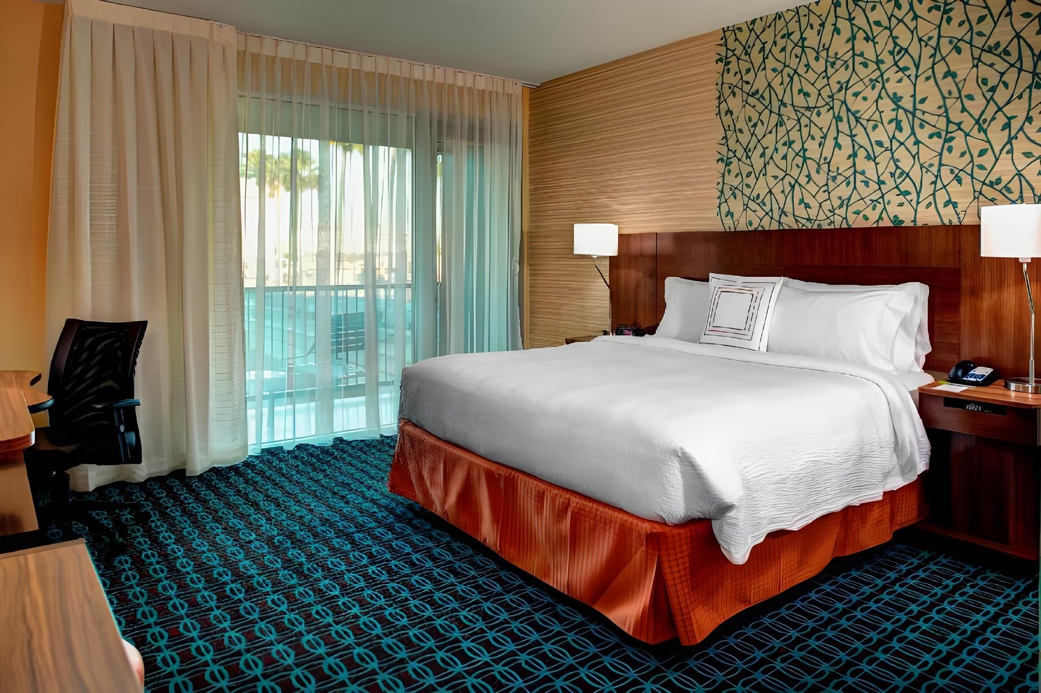Guest room, 1 King, Poolside view