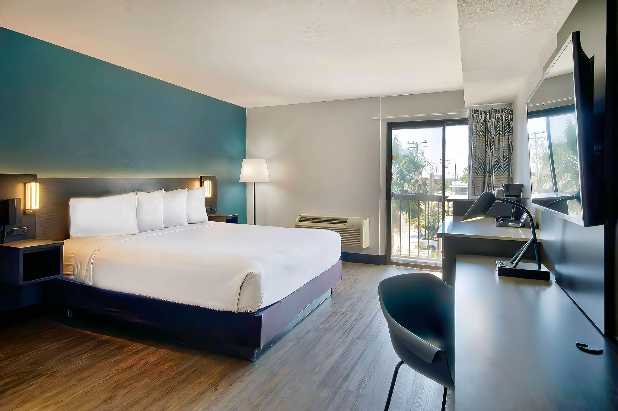 1 King Bed Non-Smoking Suite