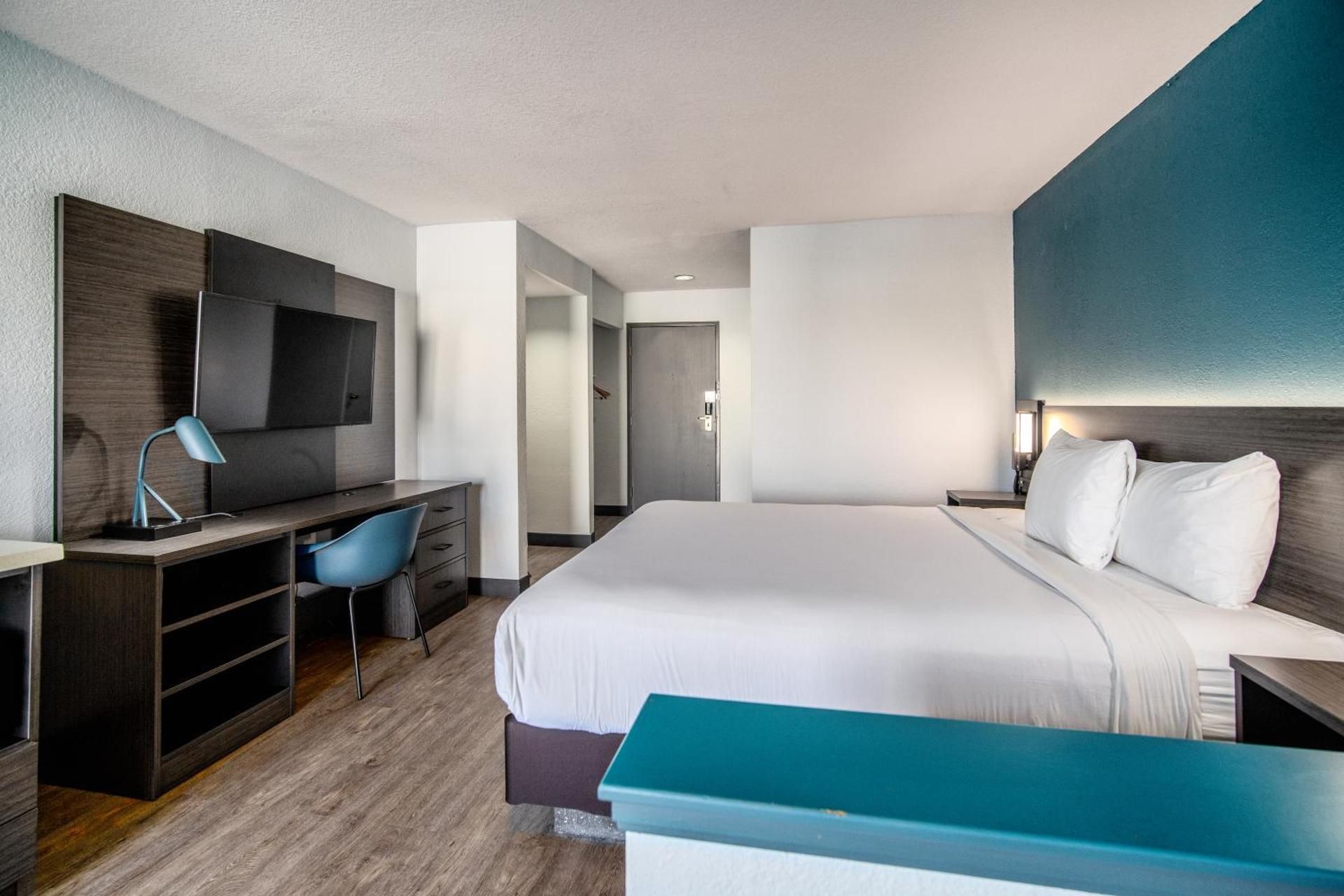 1 King Bed - Non-Smoking, Deluxe