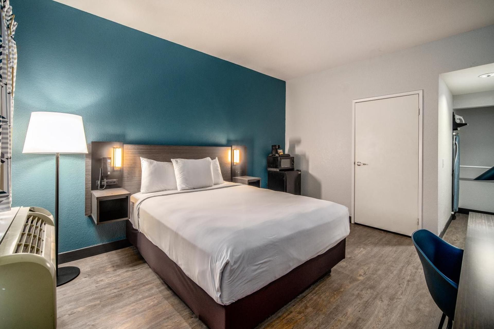 1 Queen Bed - Non-Smoking