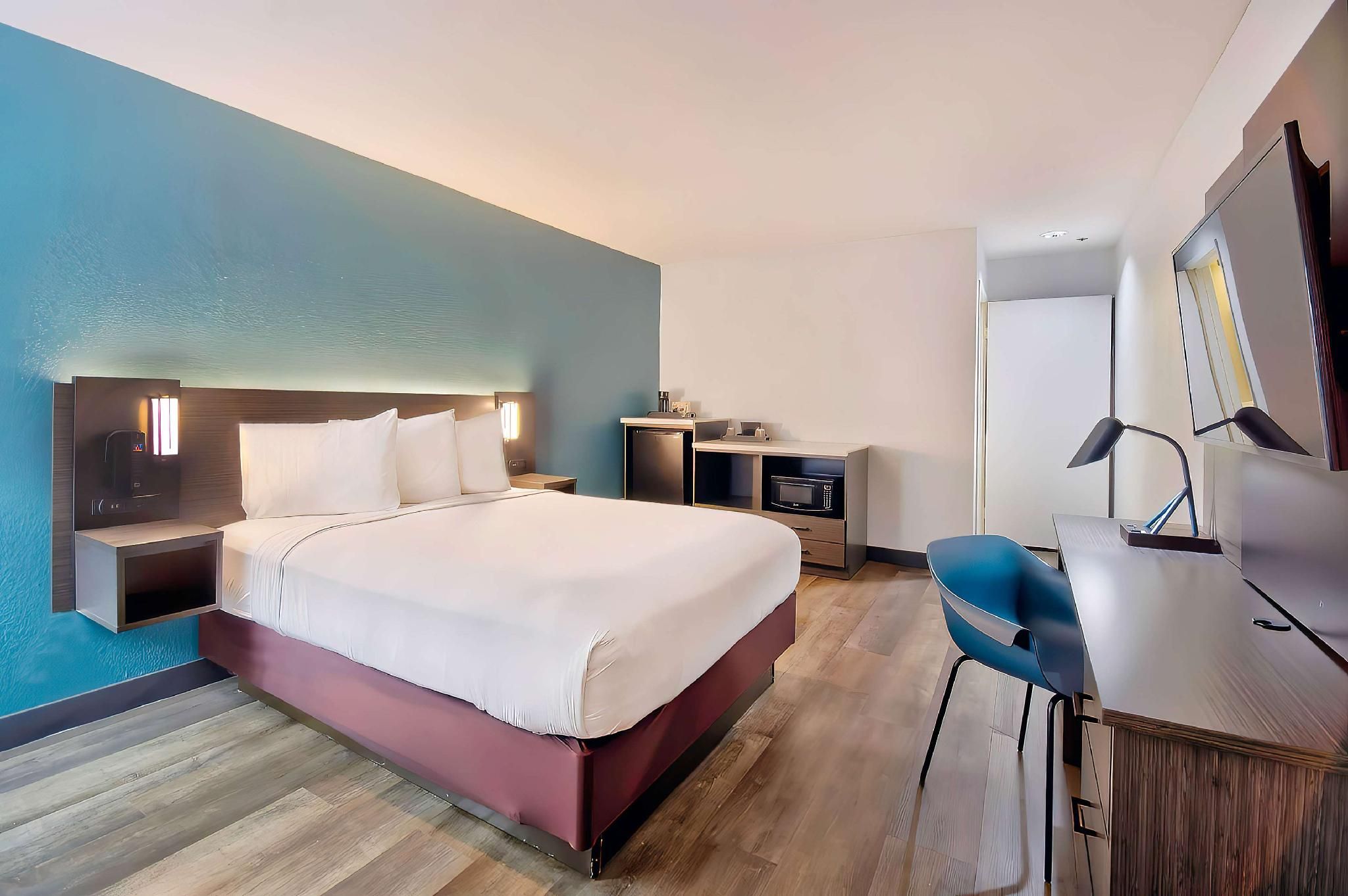 1 Queen Bed