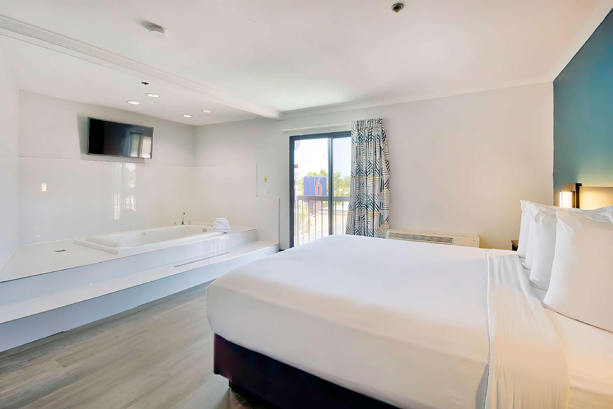 1 King Bed - Non-Smoking, Deluxe