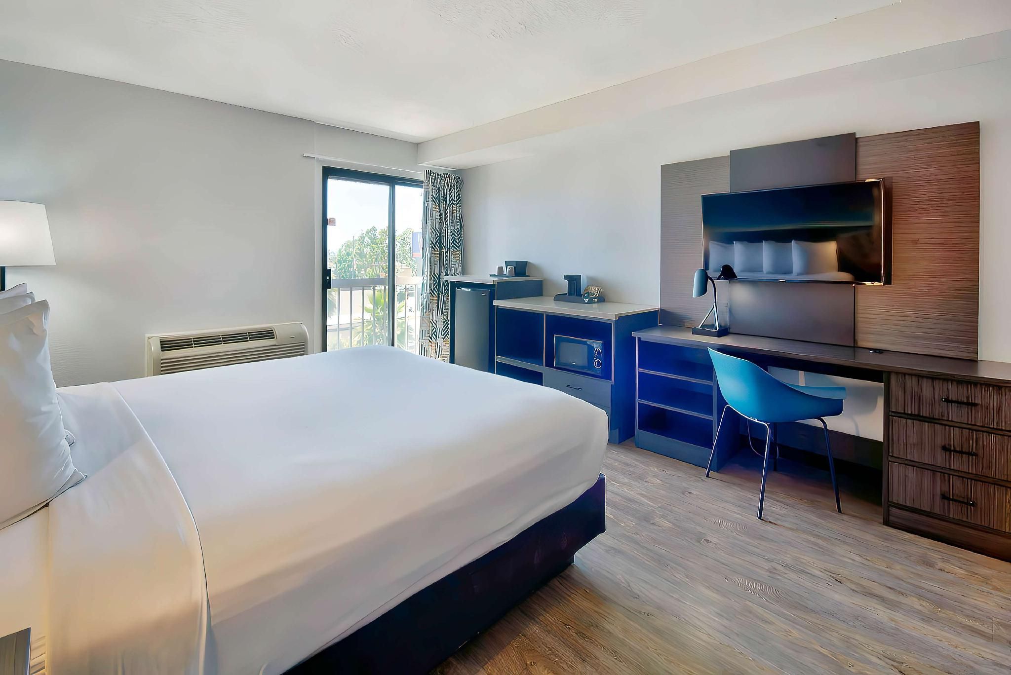 1 King Bed Non-Smoking Suite
