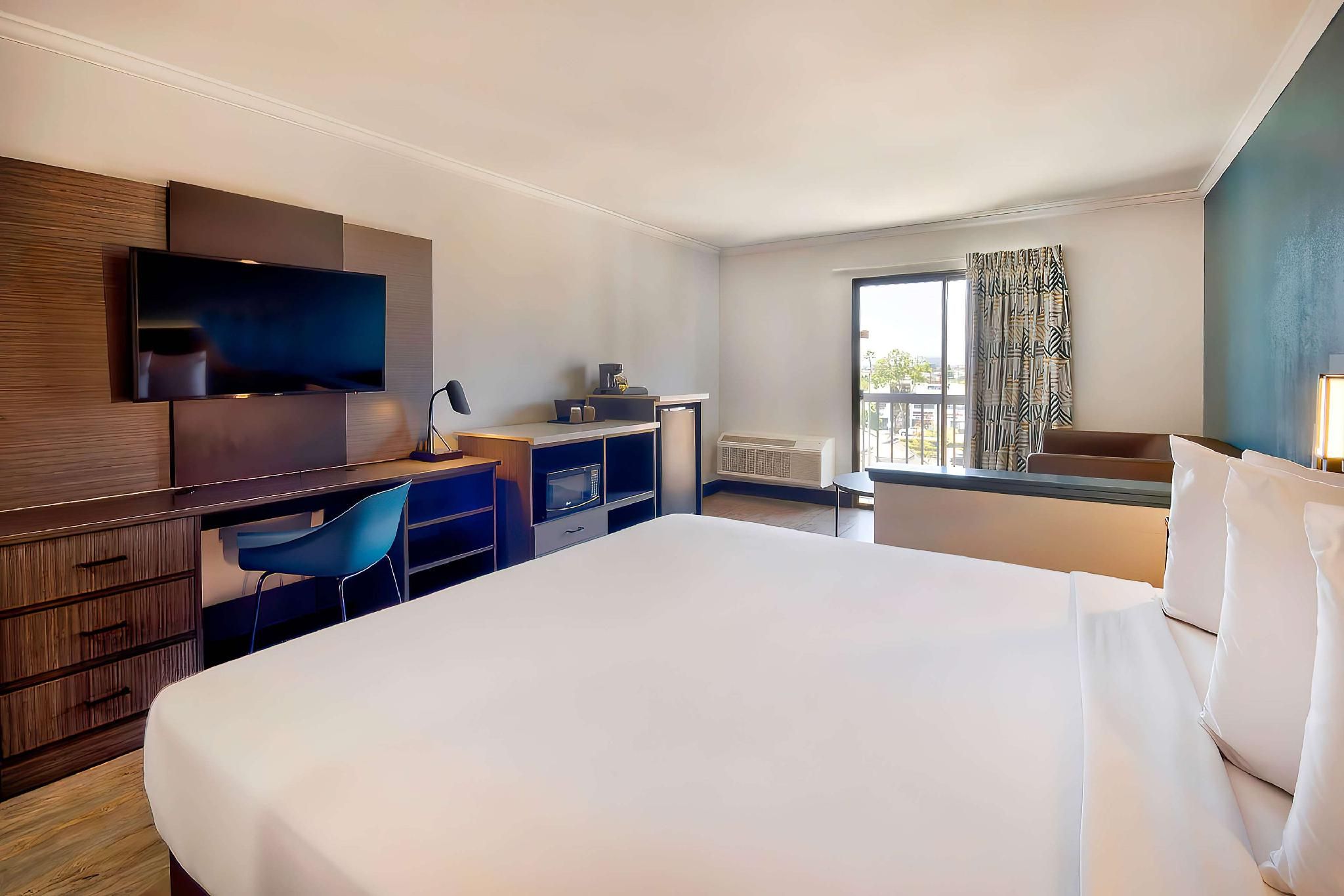 1 Queen Bed - ADA, RI Shower, Nsmk, Kitchen