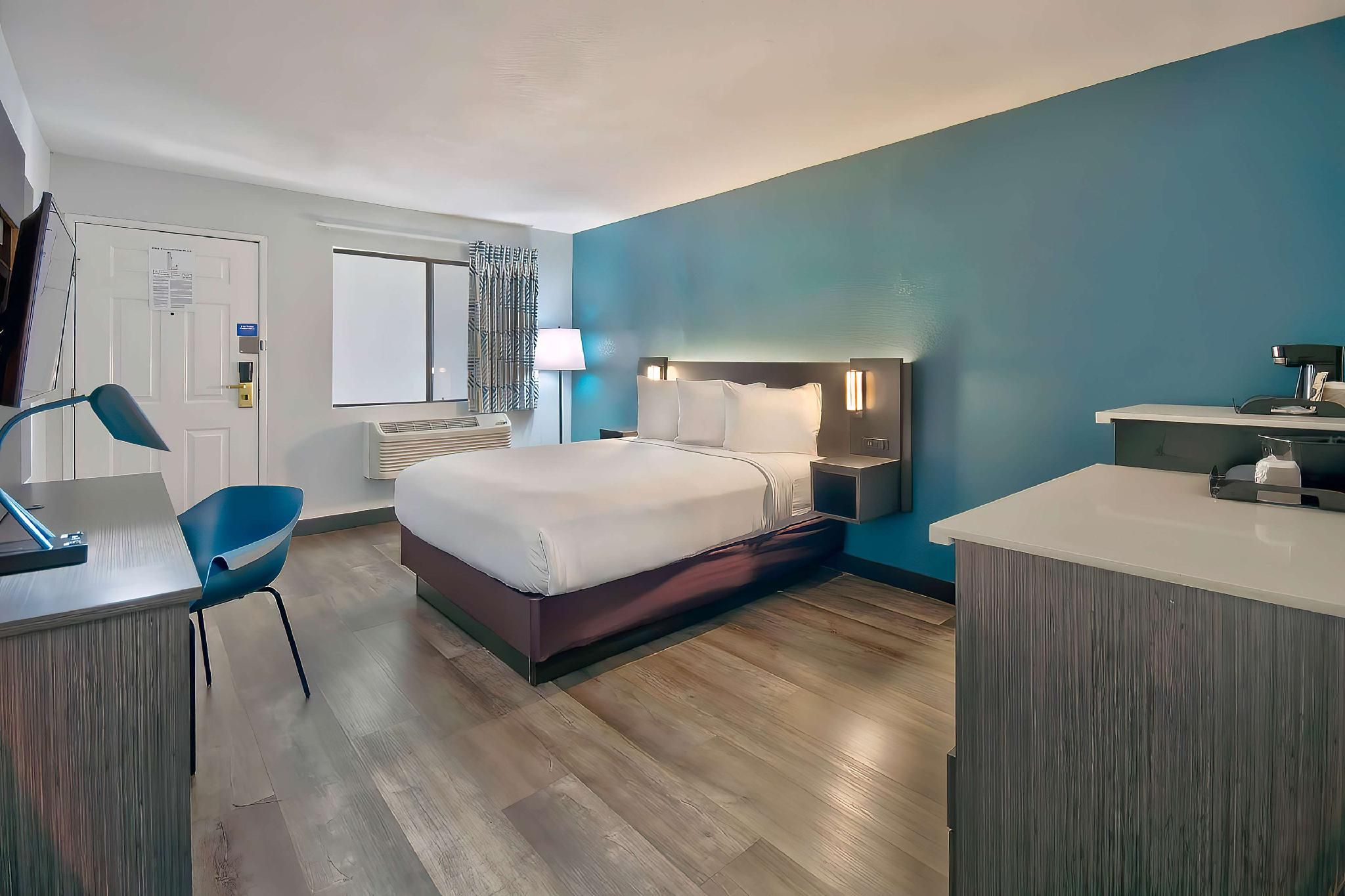 1 King Bed Non-Smoking