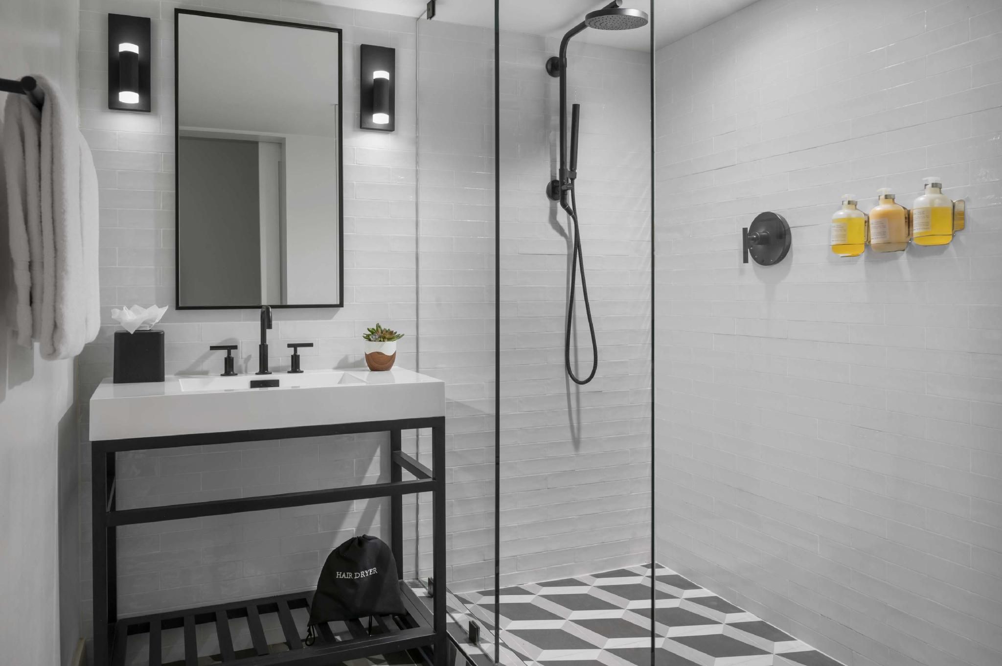 The Lum Hotel Los Angeles Stadium District 1 King Bed-ground Floor-patio 2