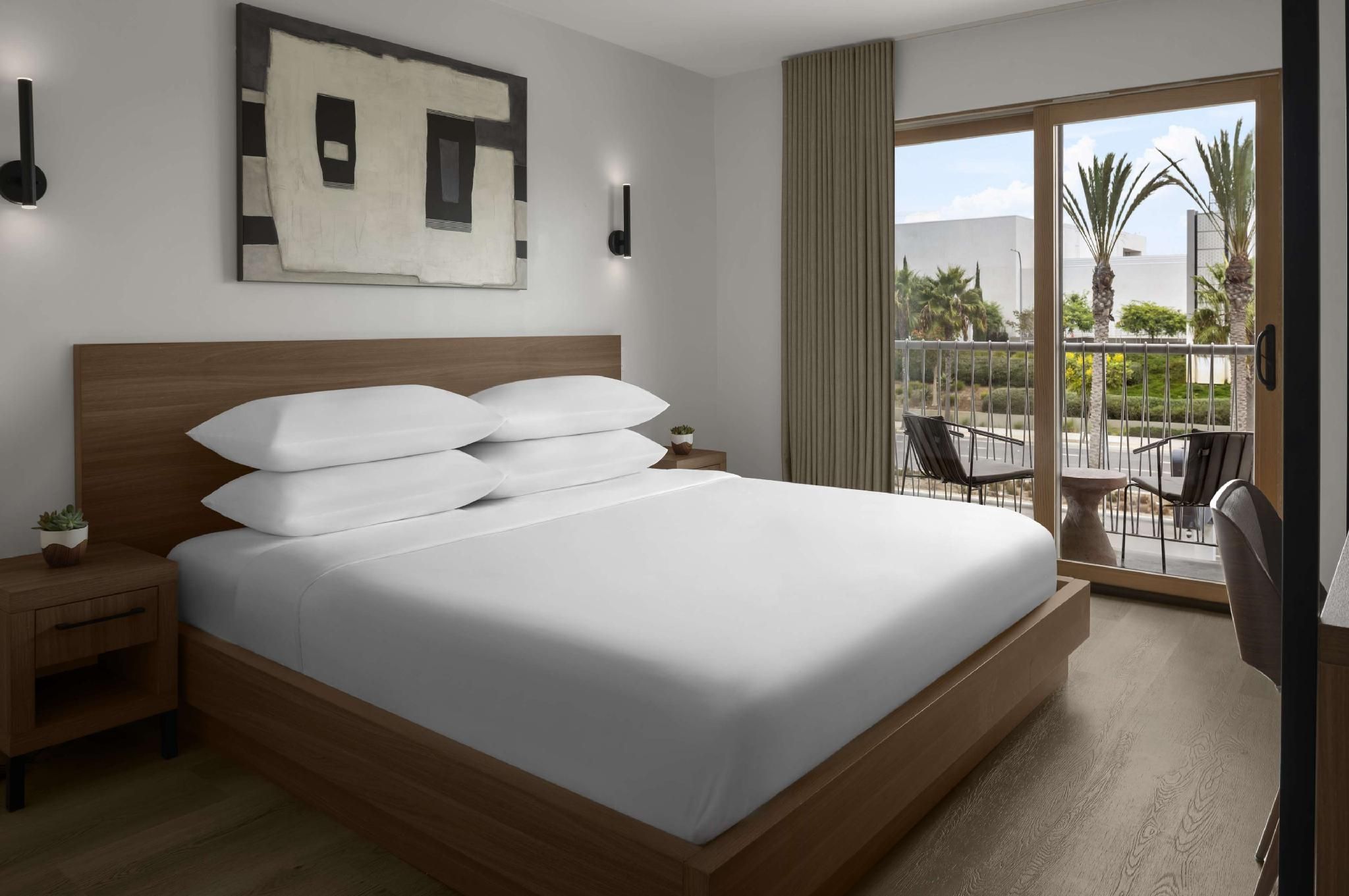 The Lum Hotel Los Angeles Stadium District 1 King Bed-ground Floor-patio