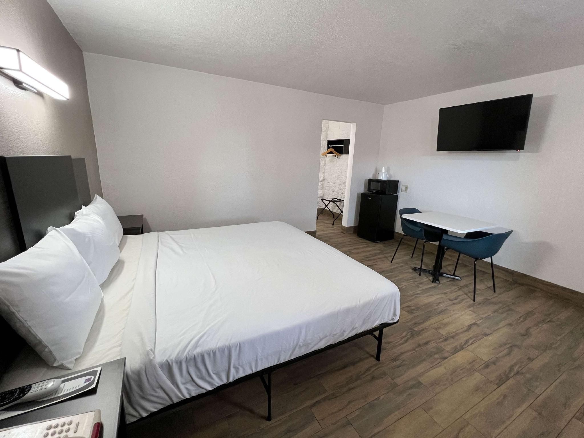1 Queen Bed | Mob Acc RI Shwr Nsmk Micfridg