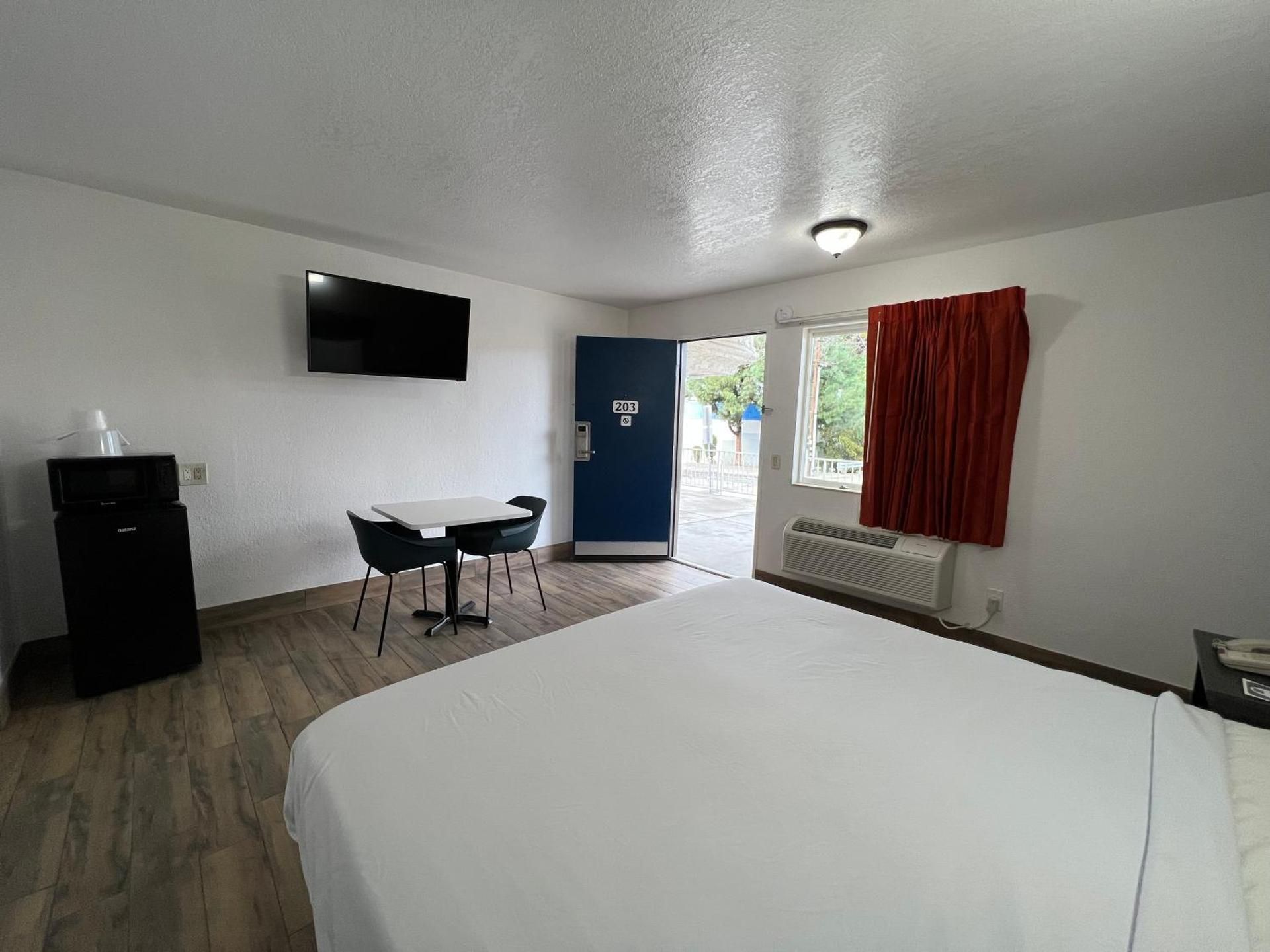 Queen Room - Disability Access - Roll in Shower