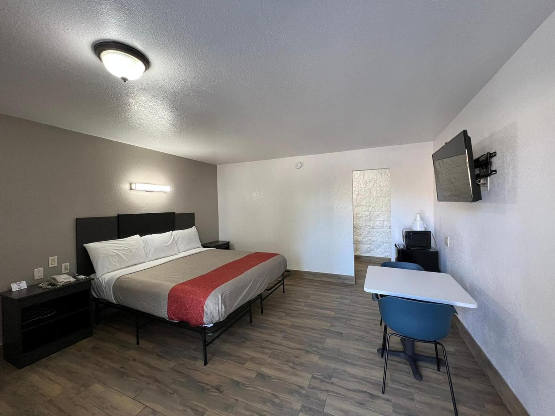 1 King Bed | Non-Smoking, Micfridge