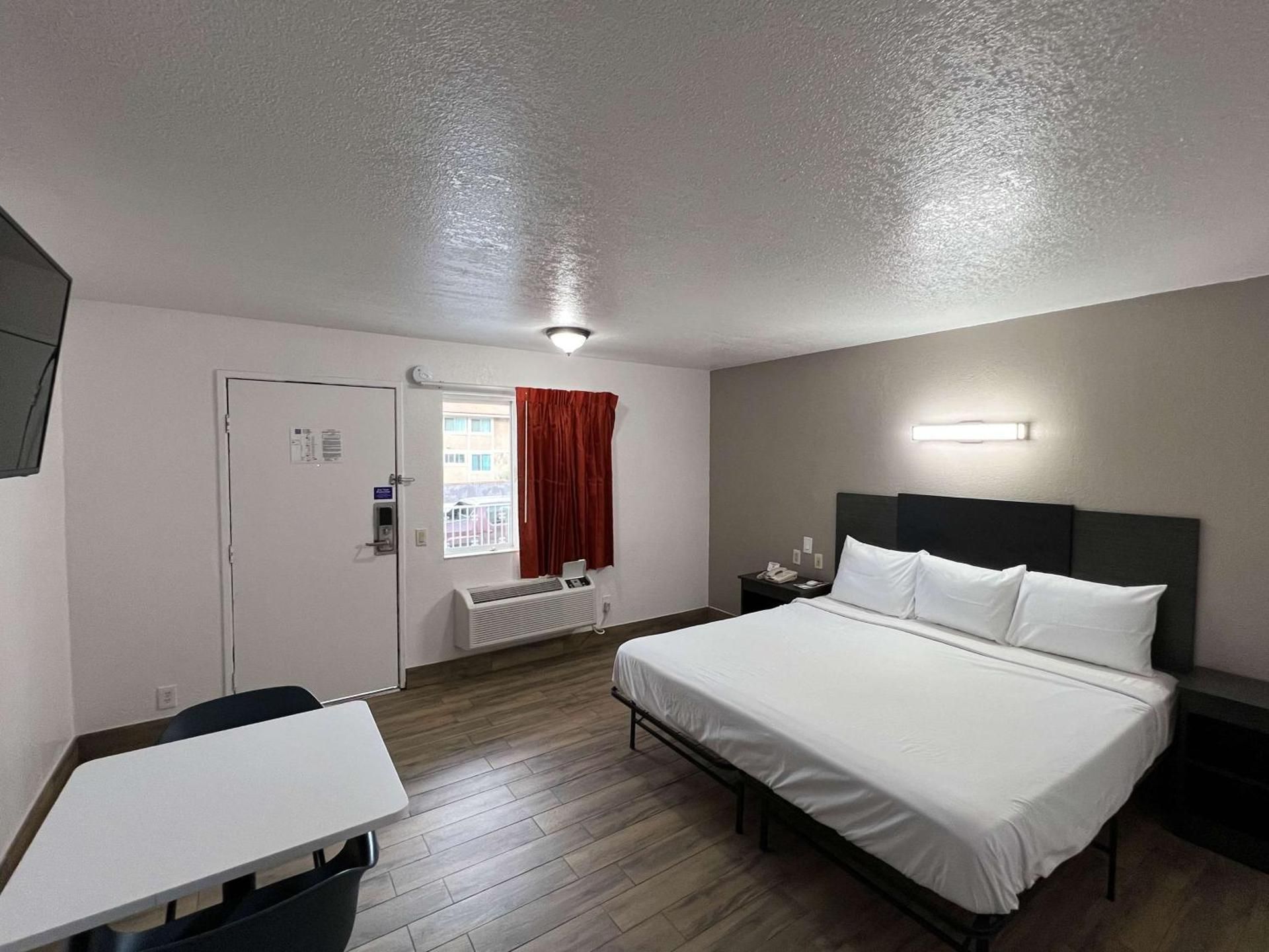 1 King Bed | Non-Smoking, Micfridge
