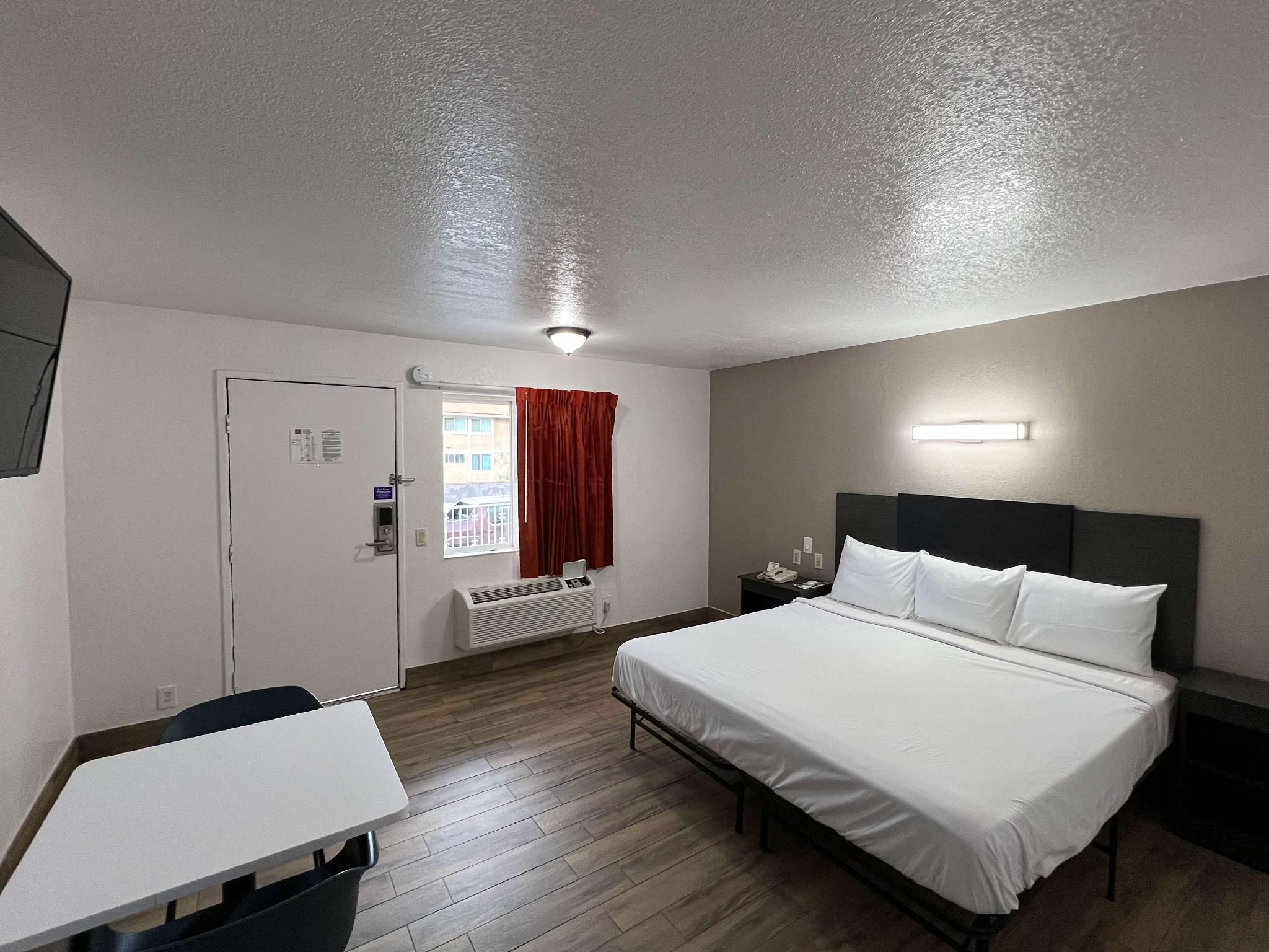 1 King Bed | Smoking, Micfridge