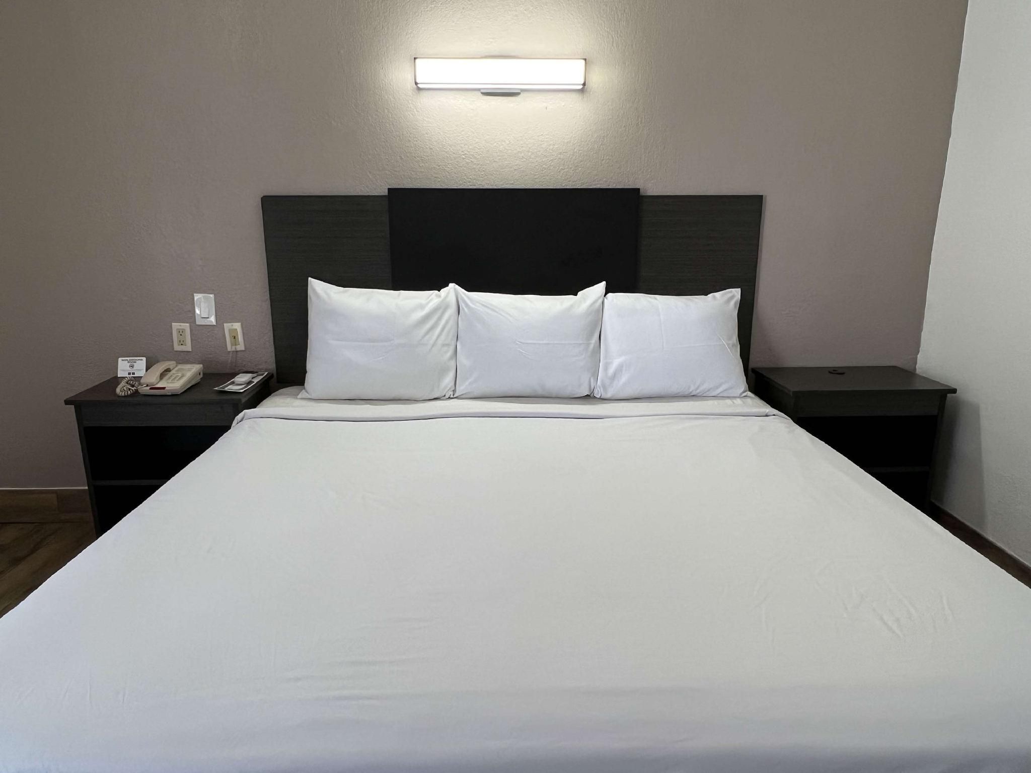 1 Queen Bed | Mob Acc RI Shwr Nsmk Micfridg
