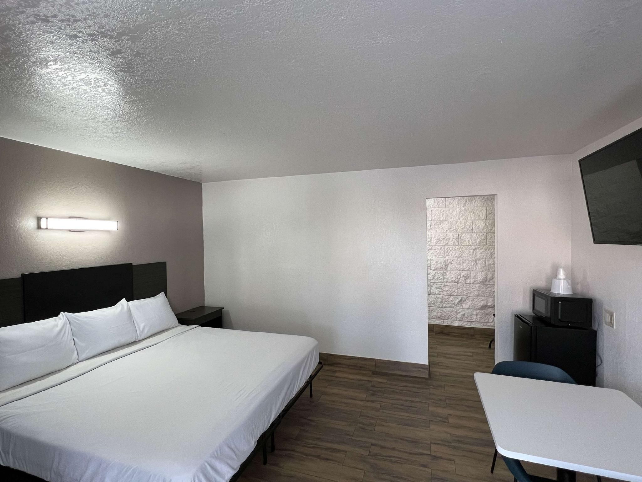1 King Bed | Smoking, Micfridge