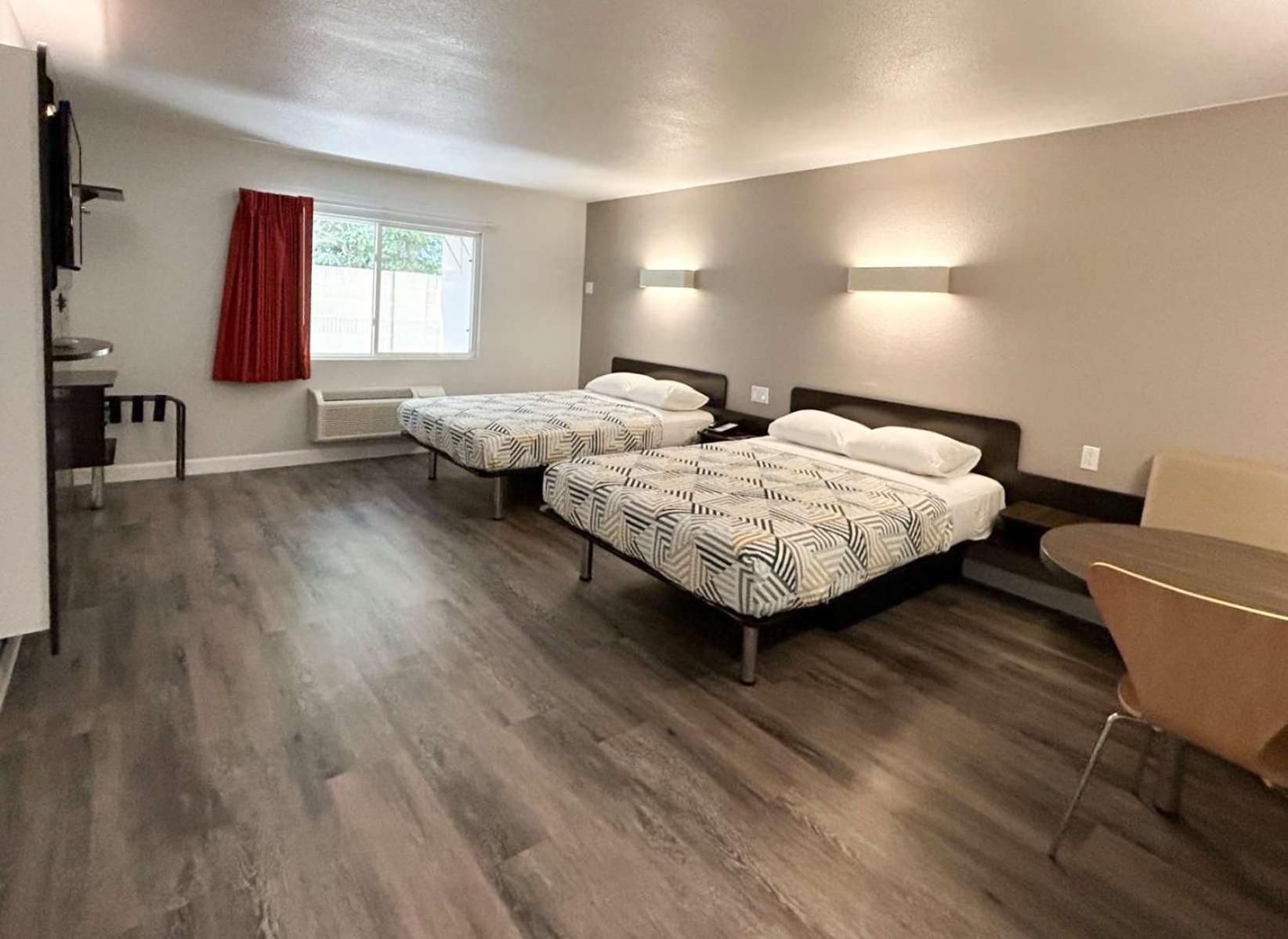 Queen Room with Two Queen Beds - Smoking