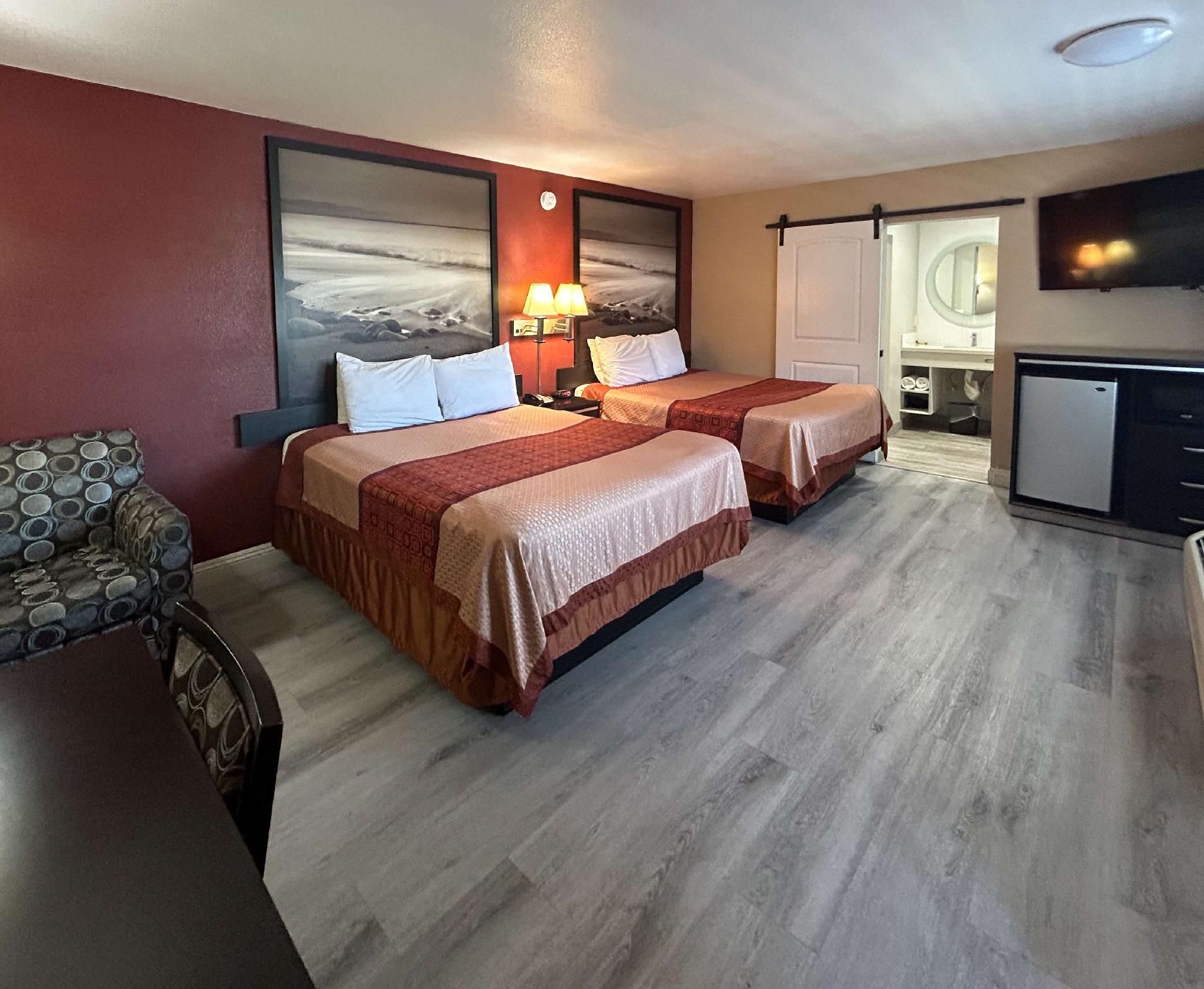 2 Queen Beds | ADA/RI Shower/Non-Smoking