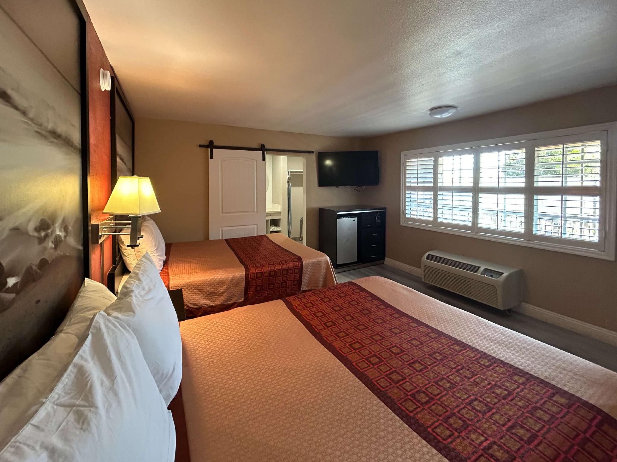 2 Queen Beds | ADA/RI Shower/Non-Smoking