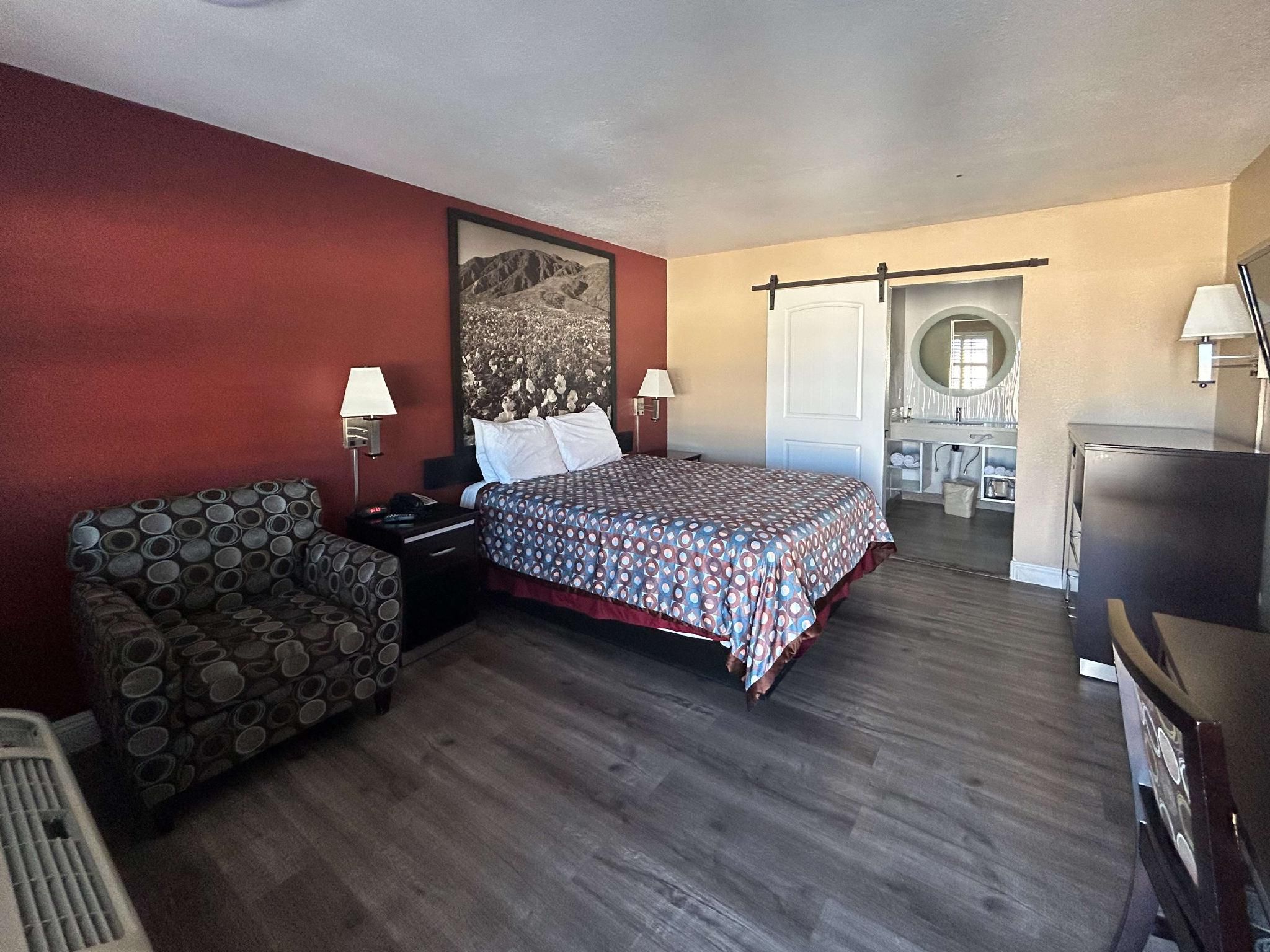 1 Queen Bed | Smoking