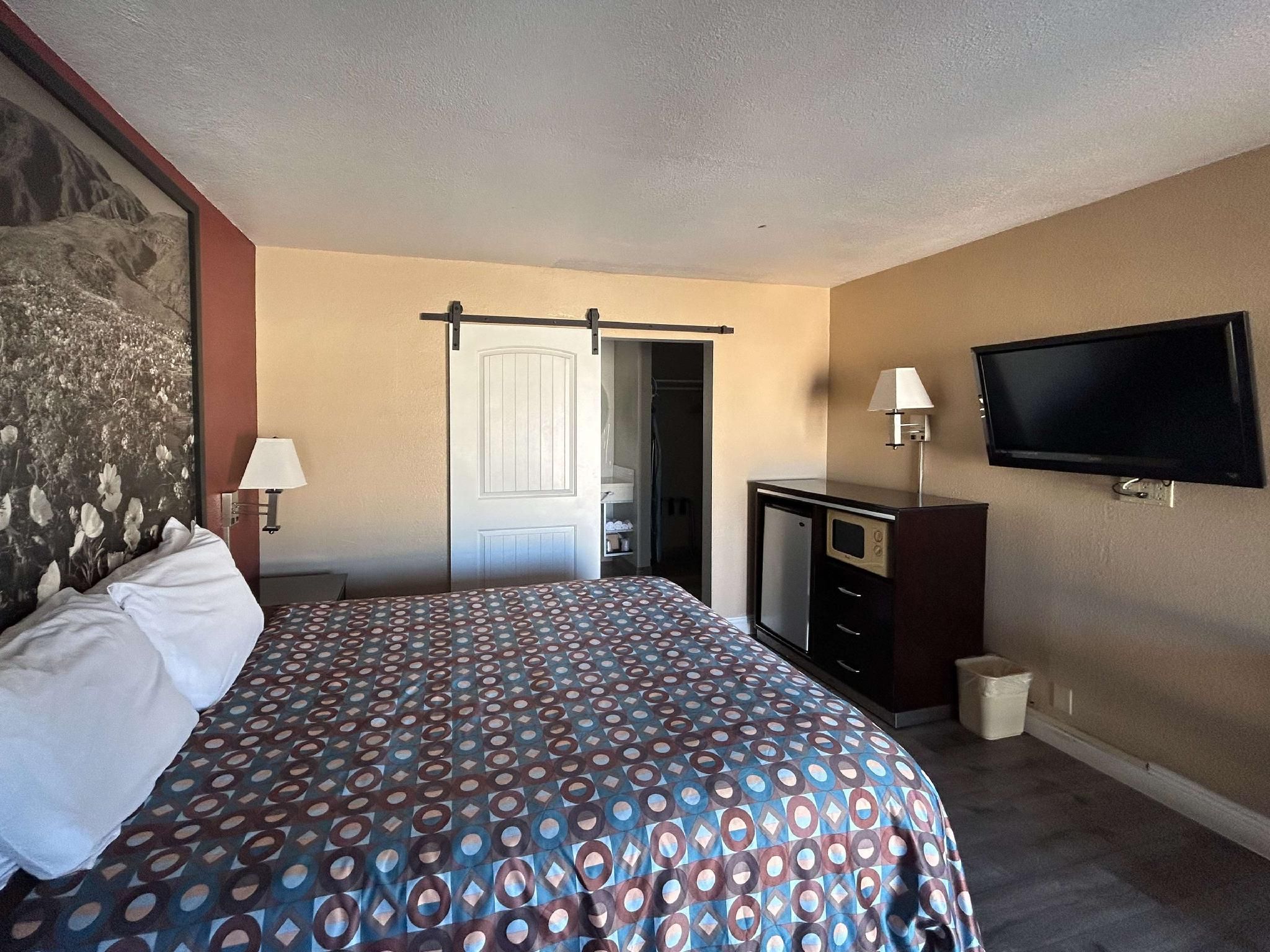 1 Queen Bed | Smoking