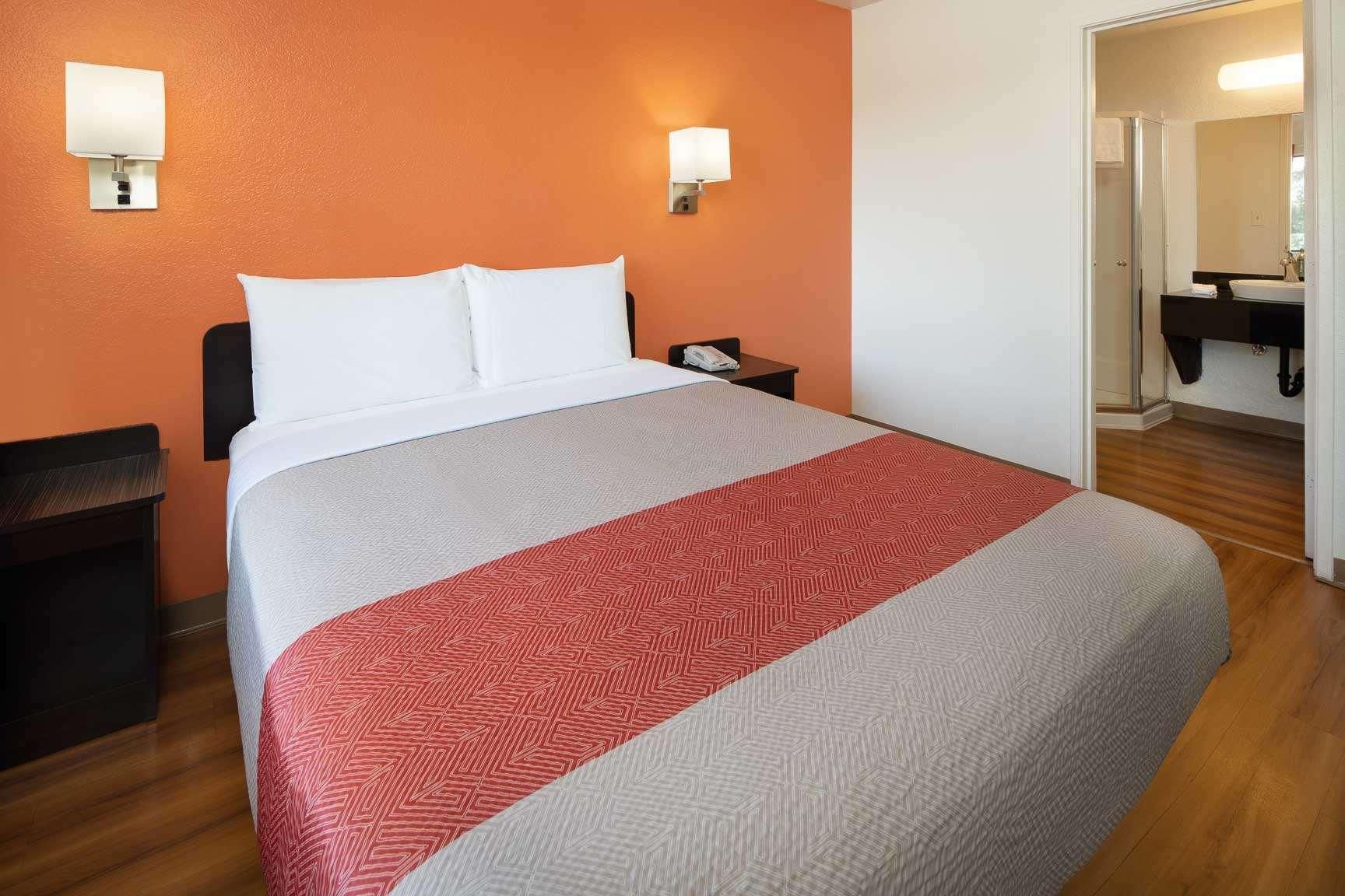 1 Queen Bed