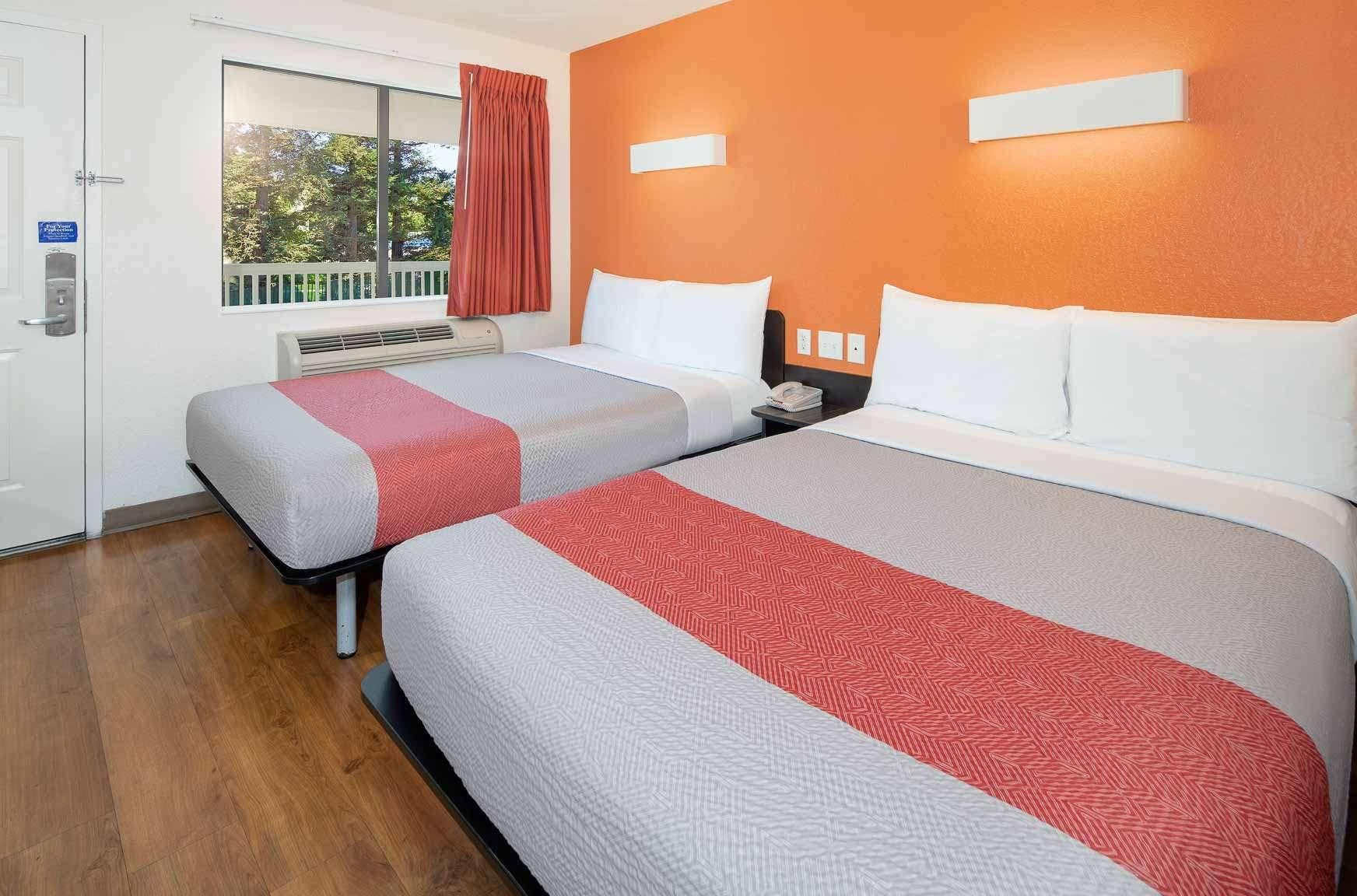 2 Double Beds