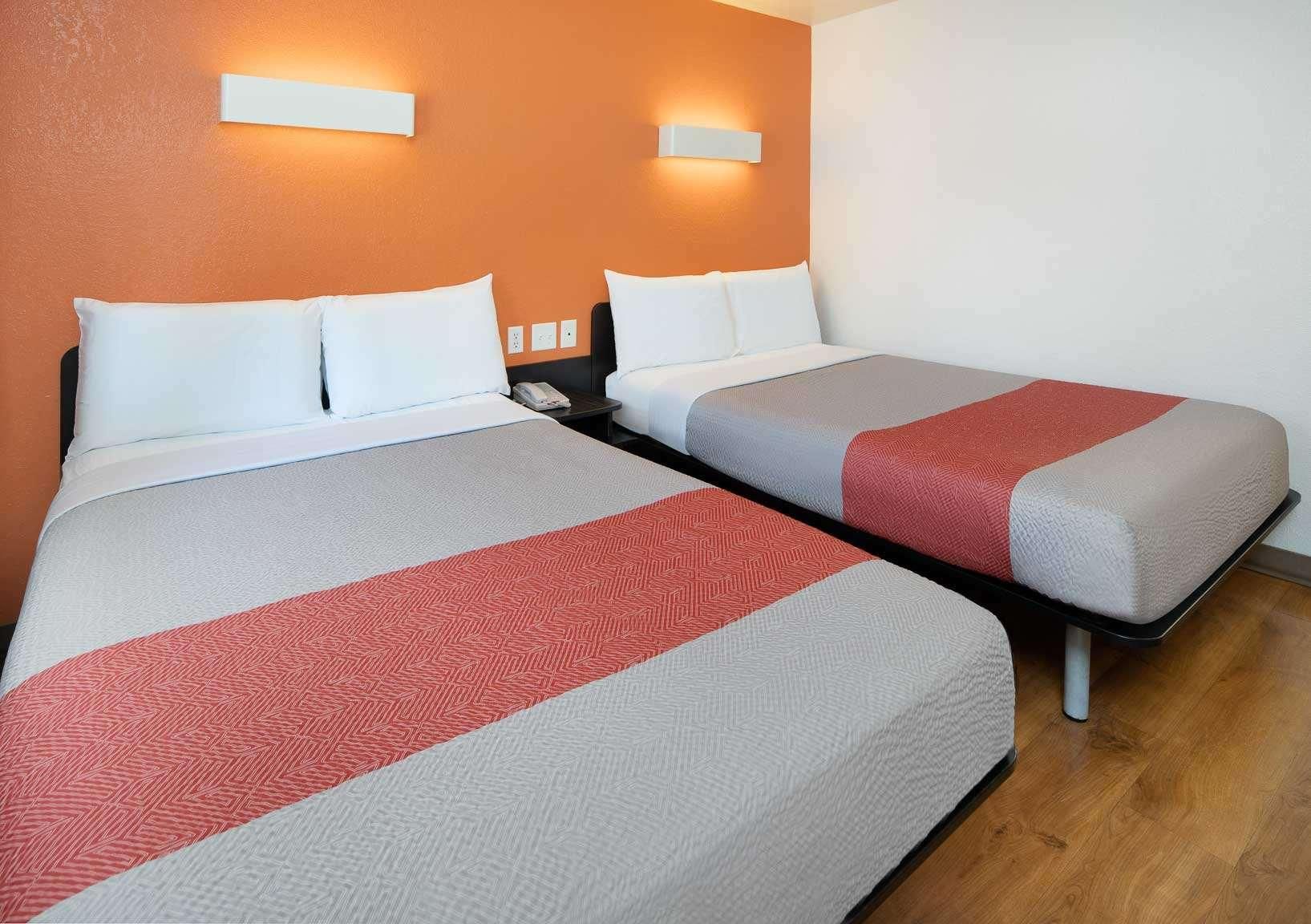 2 Double Beds