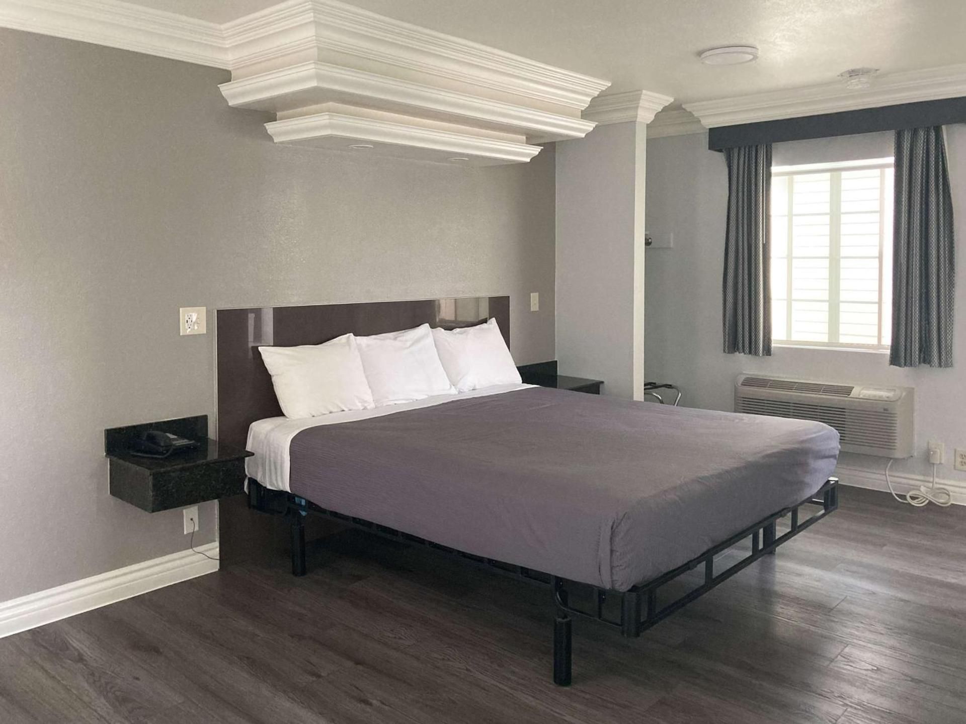 Deluxe King Room - Non-Smoking