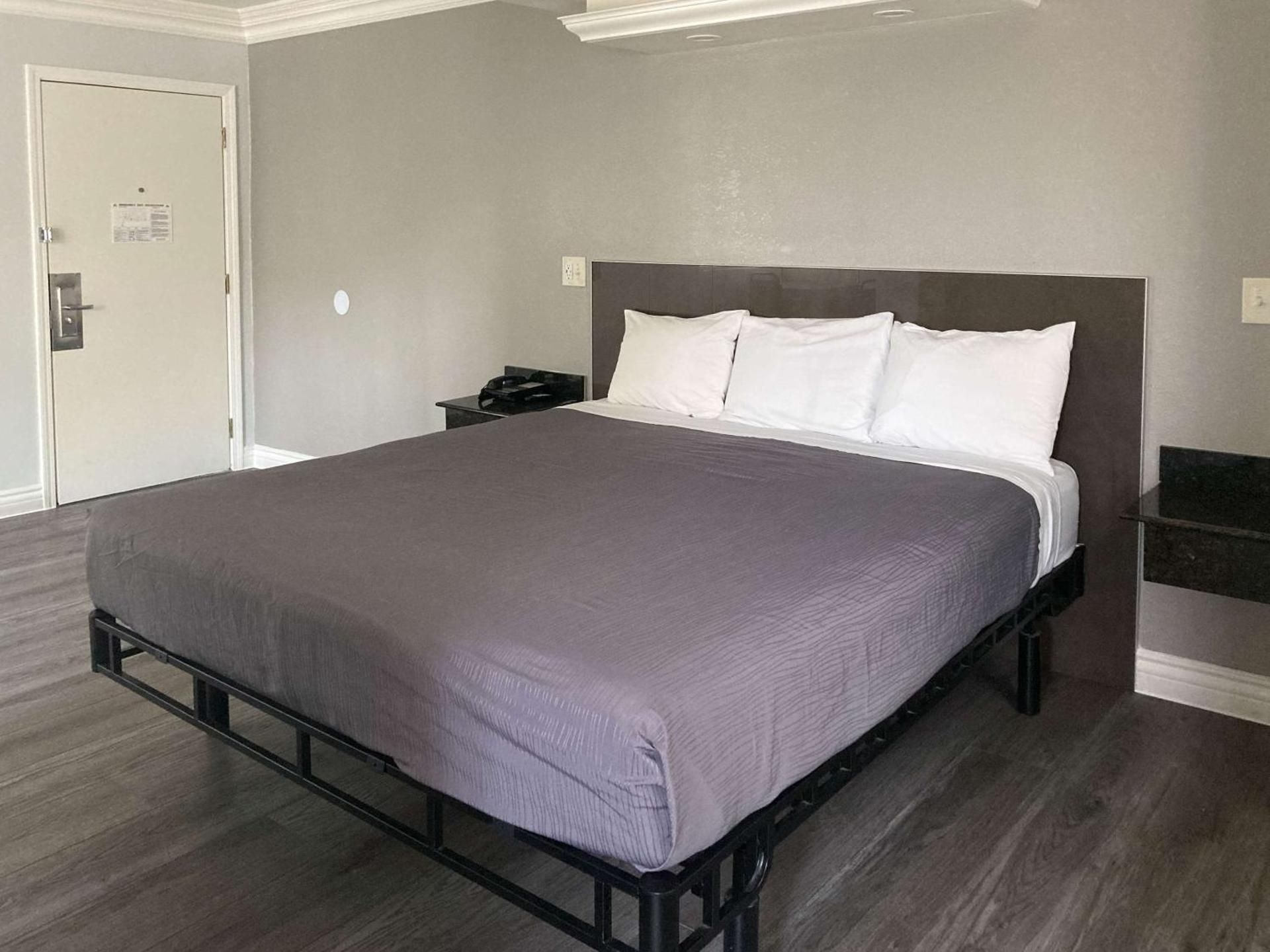 1 King Bed | Smoking, Micfridge